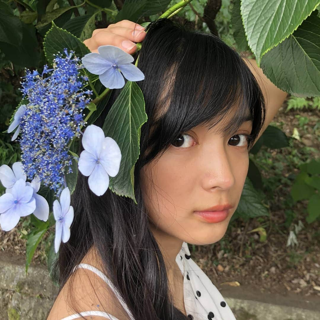 小寺結花さんのインスタグラム写真 - (小寺結花Instagram)「・ こんにちは🌞  紫陽花を見に行ったのに......南国感が半端ない...なぜ🤔  #紫陽花 #あじさい #6月」6月13日 15時31分 - yuikakodera_box