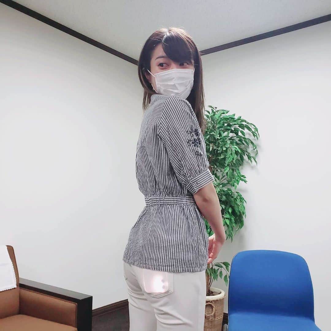 のインスタグラム：「#iPhoneあるある #いつのまにかLEDライトついてる  この間ナイトマガジンの撮影終わった後、パンツのお尻ポケットに入れてたiPhoneの懐中電灯がいつの間にかついてた💡 「めっちゃお尻光ってるよ😂」と突っ込まれました。恥ずかしい🥺  誰がホタルやねん。お尻光ってるけど求愛行動ではありません。笑  #蛍 #夏ですね #iPhoneの皆さん3Dタッチにご注意 #久々の投稿がふざけてる #ごめんなさい」
