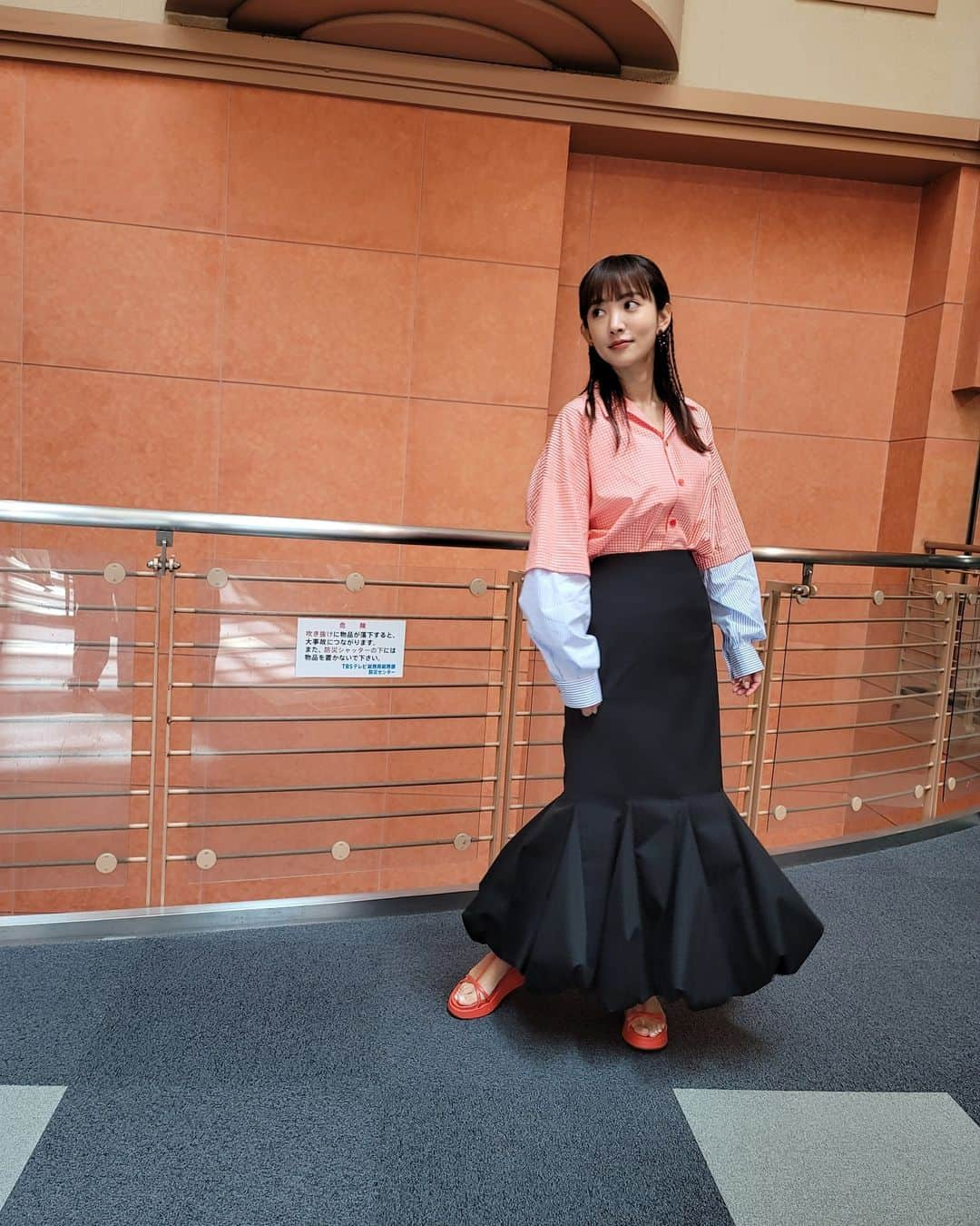 夏菜さんのインスタグラム写真 - (夏菜Instagram)「「TBS/ターンテーブル」のスタイリング👼 Shirt @nagonstans_official Skirt @enfold_official Earrings stylist's own Shoes @labucq Stylist @erica_mimura」6月13日 15時43分 - natsuna_official