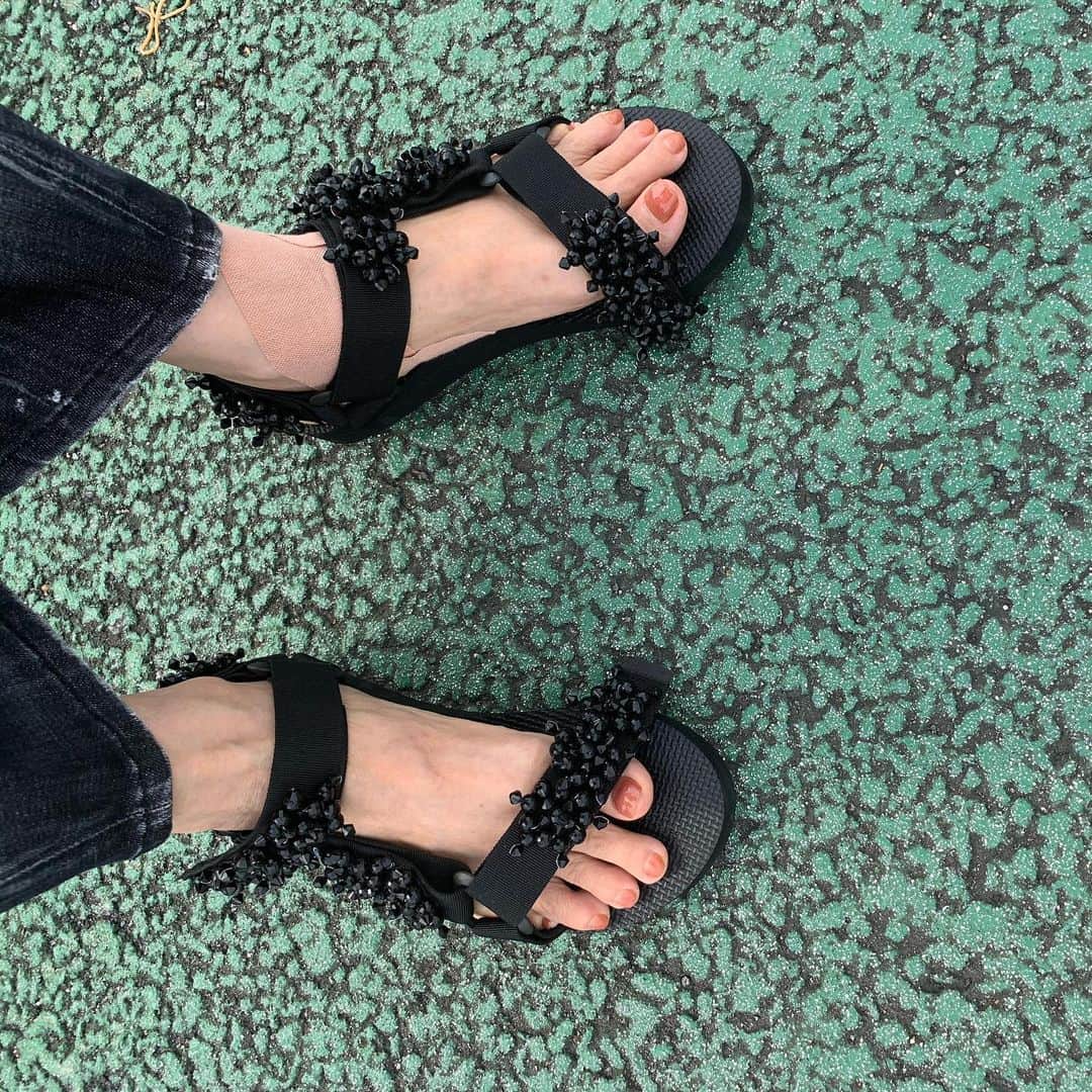 夏木マリさんのインスタグラム写真 - (夏木マリInstagram)「#arizonalove  　@arizona.l.o.v.e  #sandals  #comfortable #summer   今日の足元👣  今年もアリゾナラブ🖤🖤」6月13日 16時06分 - mari_natsuki