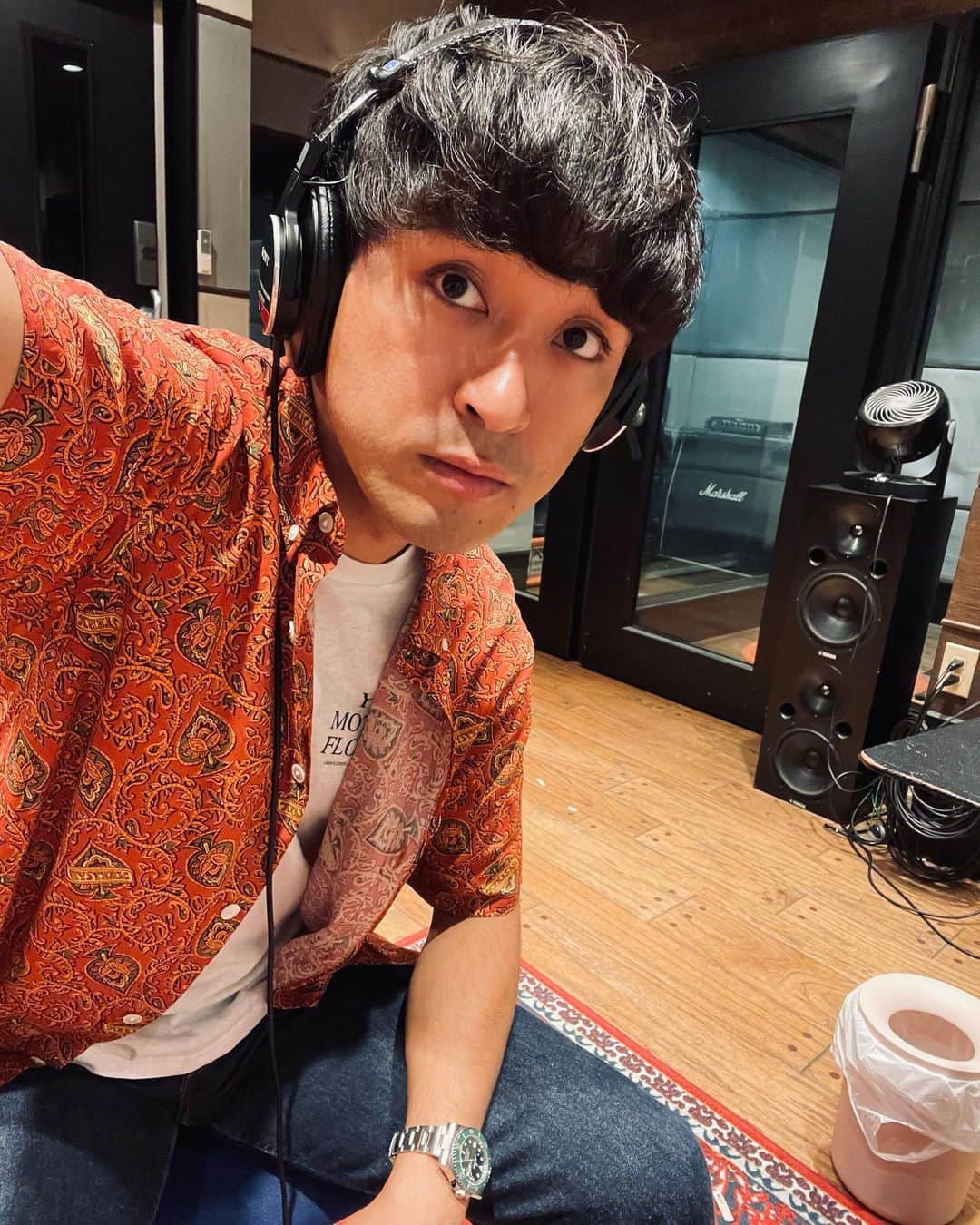 としみつのインスタグラム：「今日はレコーディングしてます🎙 自分の曲では無いですが、素敵なお仕事させてもらってます！！  普段は歌わなそうな曲歌わせてもらってるのでお楽しみに！」