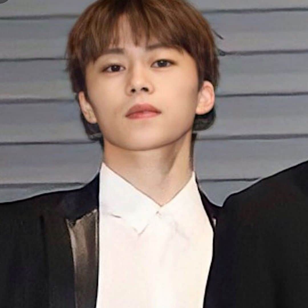 木全翔也のインスタグラム：「え、え、❤️ もうスーツだしオーラがやばい✨スタイリストさん神ですか本当、、、 ちょっと背が低いのもまたたまらん #木全翔也 #kimatasyoya #jo1」
