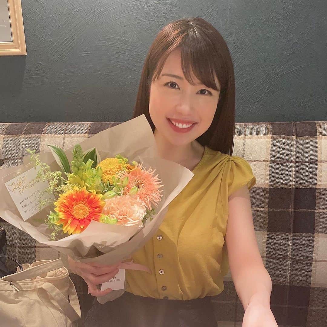 道岡桃子さんのインスタグラム写真 - (道岡桃子Instagram)「お誕生日のメッセージ、ありがとうございます！  温かいコメント、メッセージ、とても嬉しいです。すべてにお返事ができず心苦しいですが、直接会えなくても、こうやって皆さまのお言葉にいつも励まされています。改めて感謝いたします。  マスク会食ですが小学校の同級生が、サプライズで花束を用意してくれました。桃子は黄色のイメージだとお花を選んでくれたそうですが、そしたらやっぱり当日は黄色の服を着てました！笑　幼馴染は以心伝心だと確信。昔と変わらぬ姿に元気をもらいました。  私もこういった状況でイベントや番組などが減り、もどかしい日々です。めげずに、お仕事も婚活もw 頑張りますので、引き続きどうぞよろしくお願いします。インスタで繋がってくださる皆さま、いつもありがとうございます♡  #happybirthday #お誕生日  #花束 #花 #6月生まれ #恋人の日  #6月12日 #6月12日生まれ  #flowers #ミッドタウン日比谷  #銀座カフェ #銀座スイーツ  #flowerstagram #happy」6月13日 17時09分 - momoko_ana