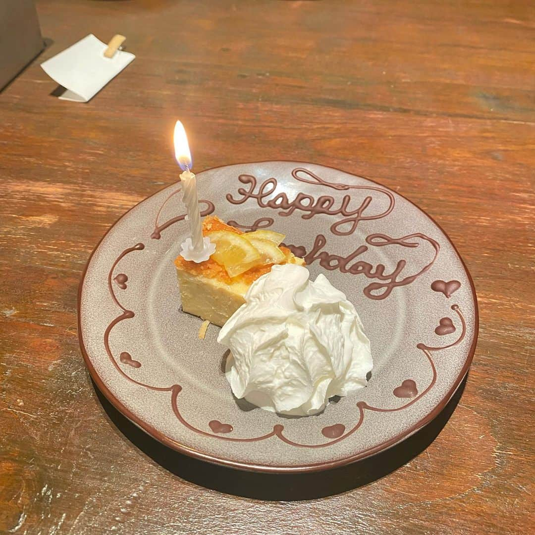 道岡桃子さんのインスタグラム写真 - (道岡桃子Instagram)「お誕生日のメッセージ、ありがとうございます！  温かいコメント、メッセージ、とても嬉しいです。すべてにお返事ができず心苦しいですが、直接会えなくても、こうやって皆さまのお言葉にいつも励まされています。改めて感謝いたします。  マスク会食ですが小学校の同級生が、サプライズで花束を用意してくれました。桃子は黄色のイメージだとお花を選んでくれたそうですが、そしたらやっぱり当日は黄色の服を着てました！笑　幼馴染は以心伝心だと確信。昔と変わらぬ姿に元気をもらいました。  私もこういった状況でイベントや番組などが減り、もどかしい日々です。めげずに、お仕事も婚活もw 頑張りますので、引き続きどうぞよろしくお願いします。インスタで繋がってくださる皆さま、いつもありがとうございます♡  #happybirthday #お誕生日  #花束 #花 #6月生まれ #恋人の日  #6月12日 #6月12日生まれ  #flowers #ミッドタウン日比谷  #銀座カフェ #銀座スイーツ  #flowerstagram #happy」6月13日 17時09分 - momoko_ana