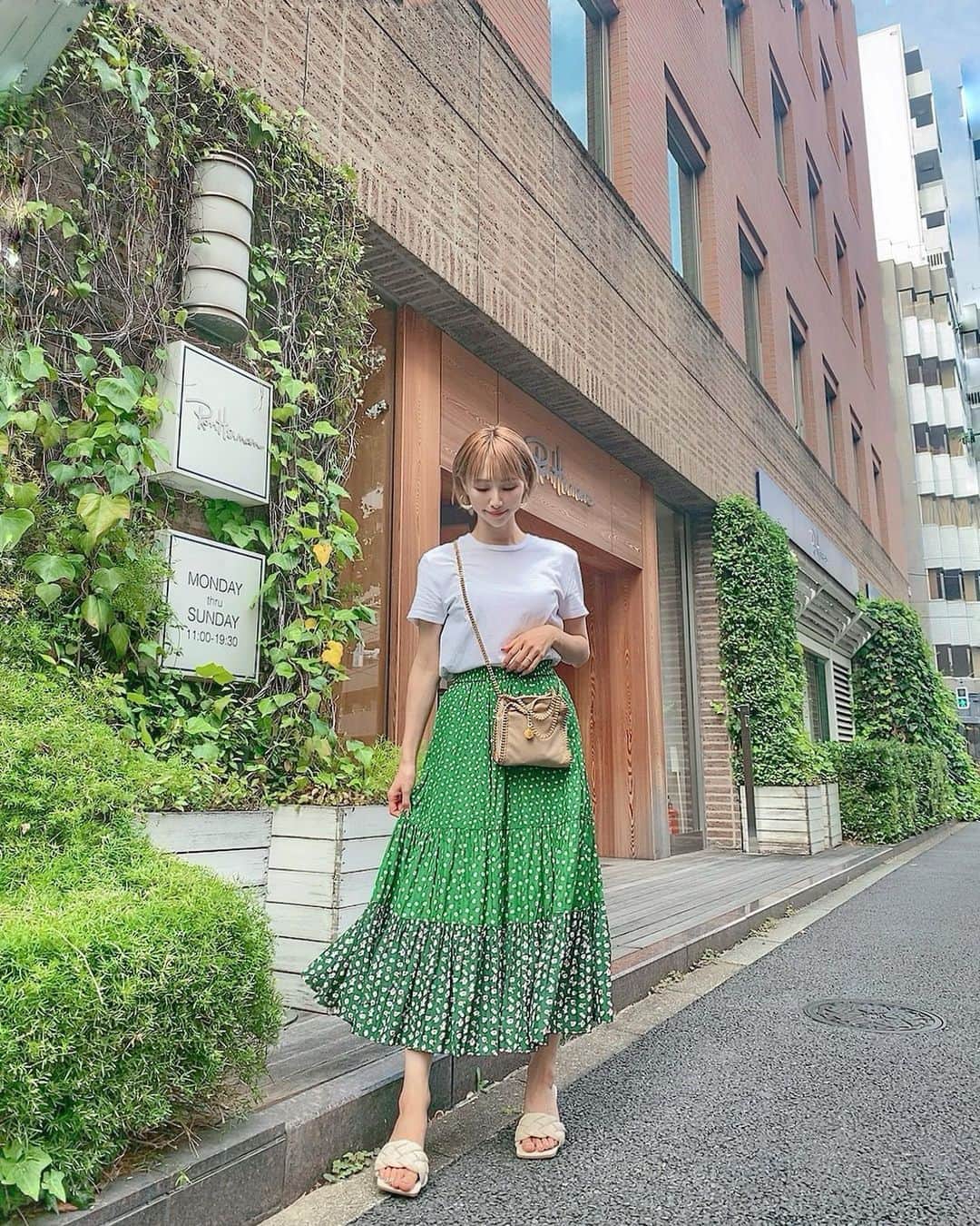一ノ瀬恋のインスタグラム：「Ron Herman cafe 🫖 久々に❤️ バスクチーズケーキ美味しすぎてトロけた🤤💓 ランチでもいきたいなー🍴  この日はおにゅーの👡を💓  @patronage_official   #coodinate  👕&👜 @stellamccartney  👗 @uniqlo & @paulandjoe_beaute  👡 @patronage_official   #ファッション #コーディネート #ママコーデ #30代ファッション #大人女子 #ショートカット #ショート女子 #ママスタグラム #ママライフ #令和2年ベビー #男の子のママ  #イエベ春  #イエベ秋  #骨格ウェーブ #ootd #fashion #Cordie #スカートコーデ」
