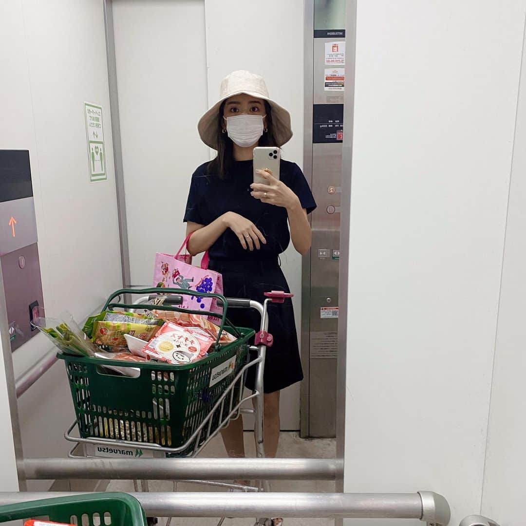 近藤千尋のインスタグラム：「お母さんの買い出し🧺笑  パパが👨娘２人を公園へ連れ出して くれている午前中に 買い出しな日曜✌️🚘 カゴへの詰め込み方って 性格が出るよなあ。笑  韓国料理🇰🇷が食べたくて サムギョプサルとプルコギ子供仕様と 辛〜いカルビスープ🧏🏻‍♀️」
