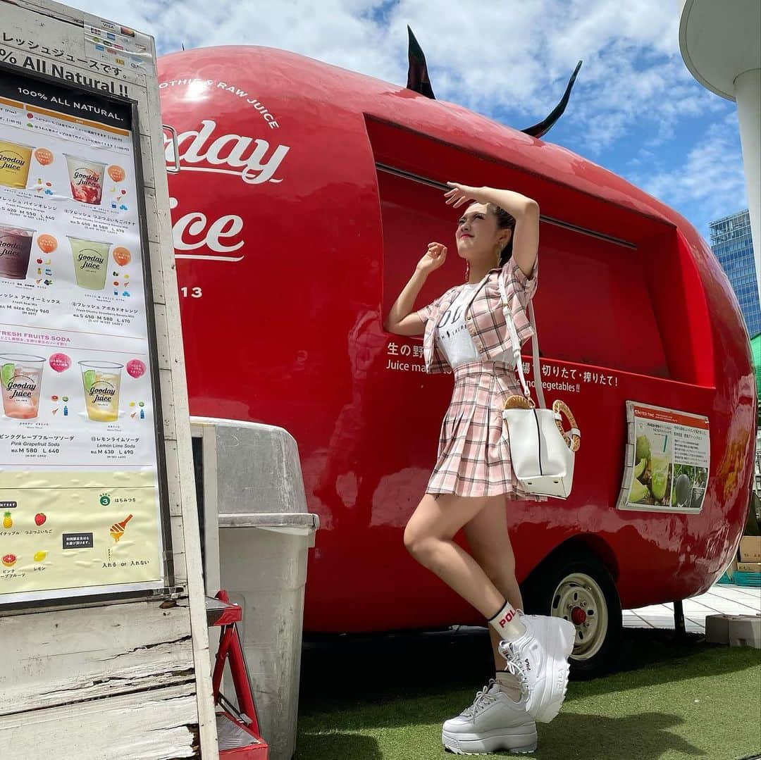のインスタグラム：「. 今日で産後17日目🥰🌟  娘をおばあちゃん👵に預けてパパ👨🏻と束の間のお出かけ。 シェリーメイ(ティーカッププードル)🐶のトリミング✂️させている間に【クルエラ】観てきました🎬 メロディ(ダルメシアン)いっぱい出てきて嬉しかったなぁ💕ダルメシアンの多頭飼いって見てる分には本当カッコいい😍 我が家はダルメシアンは１匹で十分….です🤣💖  衣装も音楽もカッコよくて、好きなヴィランズの1人になりました😘  #産後17日目 #産後ダイエット #産後 #産後ママ #ママスタイル　#ママコーデ #セットアップ　#スニーカー女子 #スニーカーコーデ #女の子ママ　#ポニーテール　#デート　#クルエラ　#映画デート #baby #babygirl #mama #premama #新米ママ　#プレママ　##setup #fila #sneakers #date #cruella #産後体型 #出産 #赤ちゃんのいる生活 #赤ちゃんと犬のいる生活」