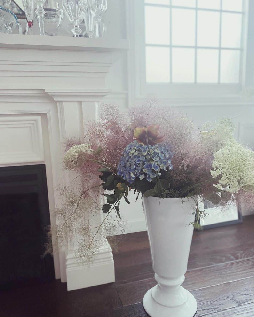 白澤貴子のインスタグラム：「Wild beauties in my house.  @flowernoritake さんのお花はあるがままの姿でイキイキとしていて、そこにいるだけで元気をもらえる。  私ははたして誰かに少しでも元気を分けられているだろうか、なんて考えながら明日からの日々の準備をする週末。  さて、今週で長かった撮影の大きな山をやっと越えられます。  あと少し。あと少し。  気合いの入れ直しです。」