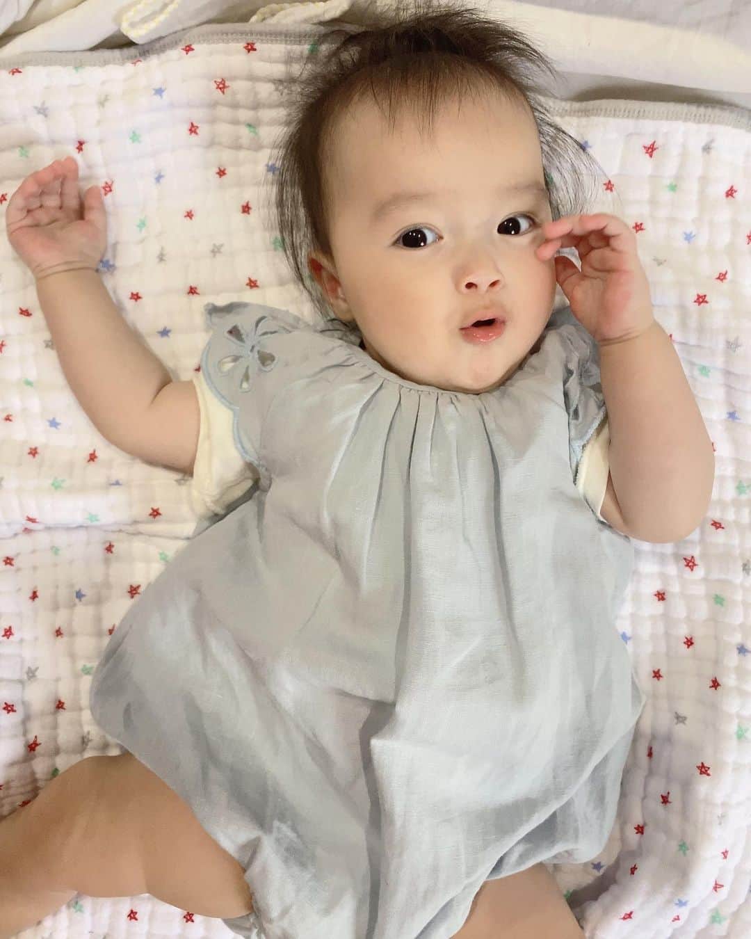 アレクサンダーのインスタグラム：「美人ちゃんのお風呂入れたよ🛀❤️ んでお洋服は着替えさせてと アレクちゃんチョイスは ステラマッカートニー❤️ #stellamccartney」