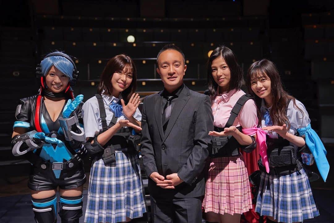 ガールガンレディさんのインスタグラム写真 - (ガールガンレディInstagram)「FFF店長こと、 #濱田岳 さんクランクアップ👽💐  ／ #ガールガンレディ  10話配信は火曜まで‼️ ＼  #お疲れ様でした💥🔫  ▪️10話はコチラから✧*。 https://tver.jp/corner/f0075975  ▪️#TELASA では1〜10話が配信中⚡️☟ https://www.telasa.jp/series/11484  ▪️DVD予約受付中📀☟ https://www.amuse-s-e.co.jp/title/girl_gun_lady/  #クランクアップ #白石聖 #石井杏奈 #大原優乃 #伊藤萌々香 #出口夏希 #寺本莉緒 #石田桃香 #安藤咲桜 #井頭愛海 #鈴木ゆうか #染野有来 #大原梓 #神南里奈 #Hina #見上愛 #田辺桃子 #葵うたの #和田雅成 #朝比奈彩 #濱田岳 #ドラマイズム」6月13日 18時25分 - girl_gun_lady