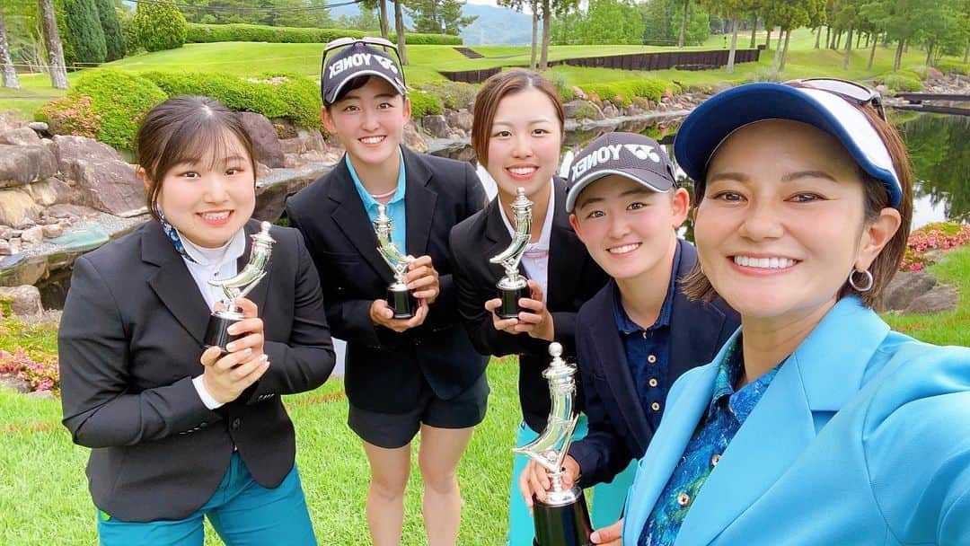宮里藍のインスタグラム：「@suntory_ladies 決勝に残ったアマチュア選手の皆さんと！☺️✨皆んなキラキラ輝いていて、夢や目標が沢山ある中で今大会に参加してくれてありがとう！！またベストアマチュアを獲得した、#岩井明愛 選手本当におめでとう！近い将来、ツアーでプロとして再会出来る事を心から楽しみにしています！😆💪✨　#宮里藍サントリーレディスオープン   ちなみに2枚目は、何か勢いで撮った写真ですが😂楽しかったので載せておきます！皆んなお疲れ様でした🙇‍♀️🙇‍♀️🙇‍♀️ @fukudamami32 @yoshiba0312rumi @harukakudo1118」