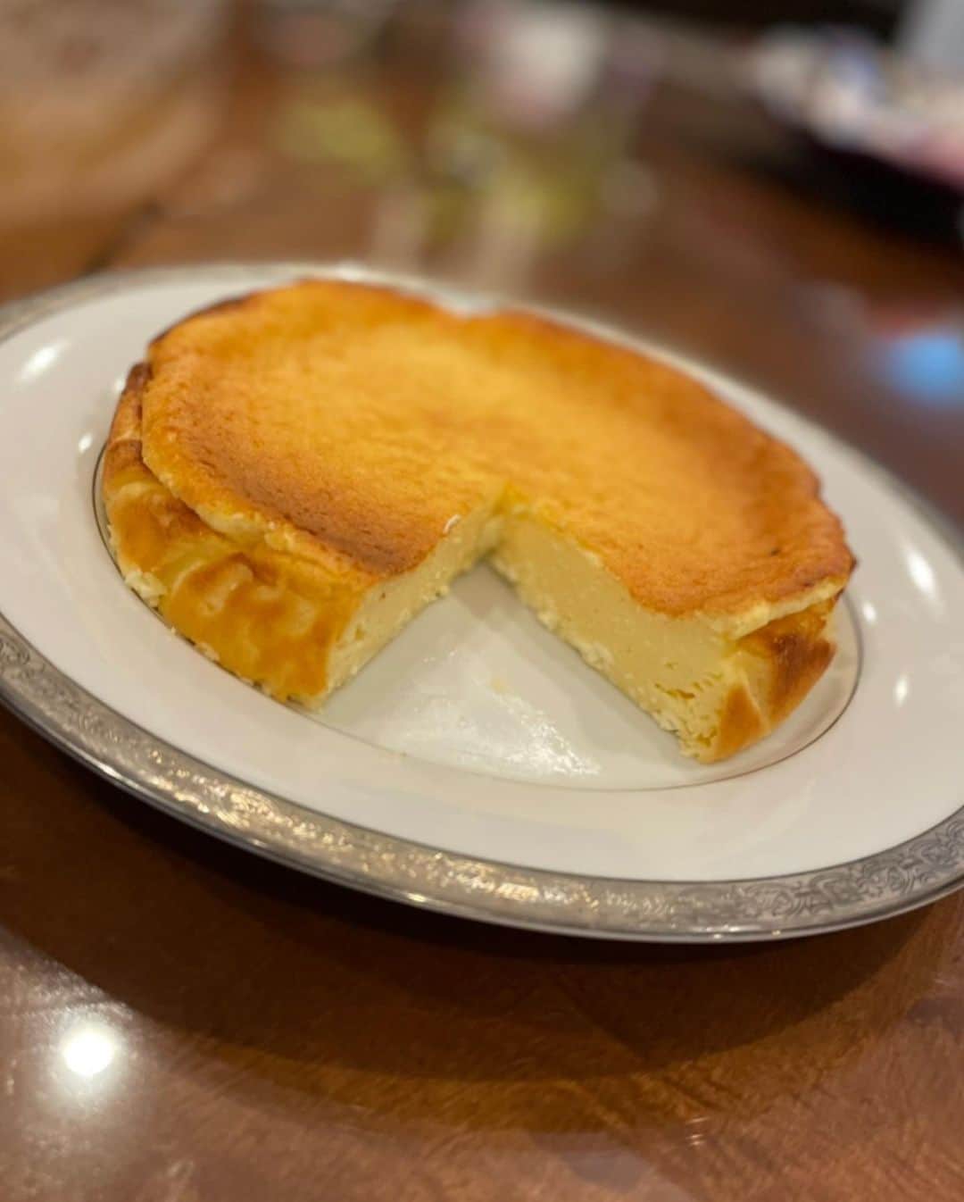 華原朋美さんのインスタグラム写真 - (華原朋美Instagram)「今日も簡単チーズケーキを作ったよ💕💖 #華原朋美　#チーズケーキ　#作り方はYouTubeに乗ってまーす」6月13日 18時41分 - tomomi_kakala