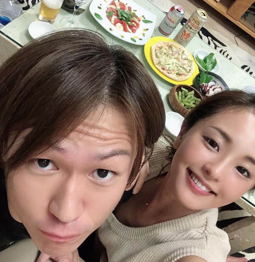 のインスタグラム：「自宅でピザ🍕とカプレーゼで、晩酌 TikTok撮影したら、生放送に向かいます 6/14日深夜1:00時より【6/13日25:00】 QVC生放送！ 皆様応援よろしくお願いします。☺️ #城咲仁  #加島ちかえ  #qvc #ピザ #カプレーゼ」