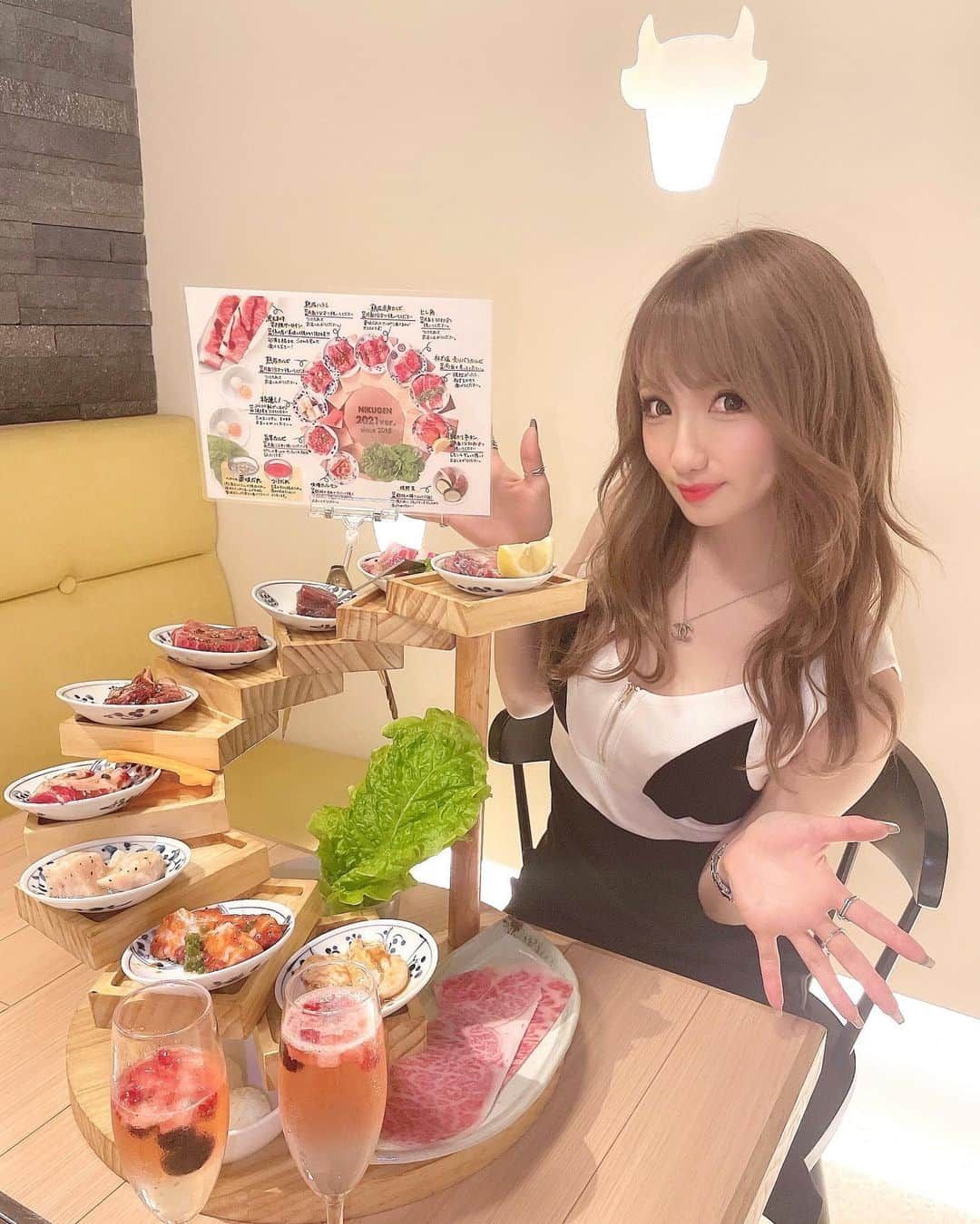 まゆぴちゅーさんのインスタグラム写真 - (まゆぴちゅーInstagram)「映え映えな焼肉屋さん😳🌈❤️🍖‼︎‼︎  六本木にある『熟成焼肉 肉源』さん♡！！  この映えな十段盛りが有名みたい🙈💓 いろんなお肉が一枚ずつ食べられて とーってもお得感♡ 焼き方もそれぞれ書いてあって分かりやすかった❤️  あと、最初に食べた玉手箱の中に入った ネギ塩牛タンも見た目のインパクトすごいし 味も美味しすぎました🥺💓 #タン大好き  この日のワンピは @selectshop_airy さんのだよん🐰♡ リバーシブルで着れてタイトめなワンピで 背中もキレイに見えてかわいいの🥺🥺💓💓 . . .  pr @nikugen_official #肉源 #肉源六本木 #六本木焼肉 #熟成焼肉  #東京焼肉 #葱巻き牛タン #個室焼肉 #予約限定 #肉食系女子 #お肉大好き #インスタ映えグルメ  #タイトワンピ #タイトワンピース #ワンピコーデ」6月13日 19時07分 - mayu_03pichu