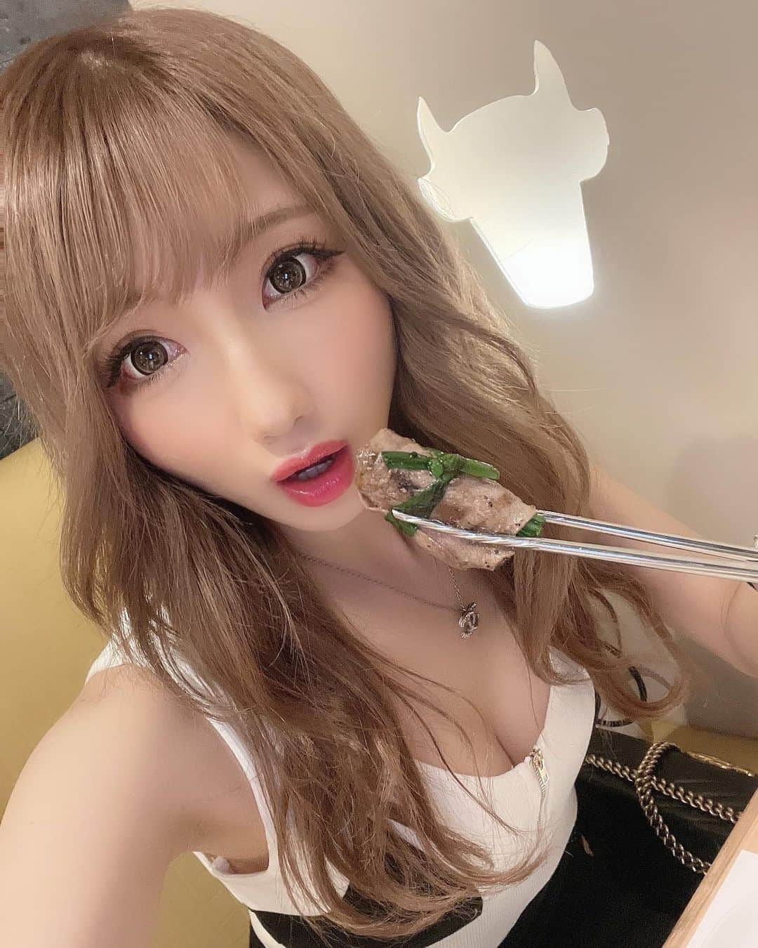 まゆぴちゅーさんのインスタグラム写真 - (まゆぴちゅーInstagram)「映え映えな焼肉屋さん😳🌈❤️🍖‼︎‼︎  六本木にある『熟成焼肉 肉源』さん♡！！  この映えな十段盛りが有名みたい🙈💓 いろんなお肉が一枚ずつ食べられて とーってもお得感♡ 焼き方もそれぞれ書いてあって分かりやすかった❤️  あと、最初に食べた玉手箱の中に入った ネギ塩牛タンも見た目のインパクトすごいし 味も美味しすぎました🥺💓 #タン大好き  この日のワンピは @selectshop_airy さんのだよん🐰♡ リバーシブルで着れてタイトめなワンピで 背中もキレイに見えてかわいいの🥺🥺💓💓 . . .  pr @nikugen_official #肉源 #肉源六本木 #六本木焼肉 #熟成焼肉  #東京焼肉 #葱巻き牛タン #個室焼肉 #予約限定 #肉食系女子 #お肉大好き #インスタ映えグルメ  #タイトワンピ #タイトワンピース #ワンピコーデ」6月13日 19時07分 - mayu_03pichu