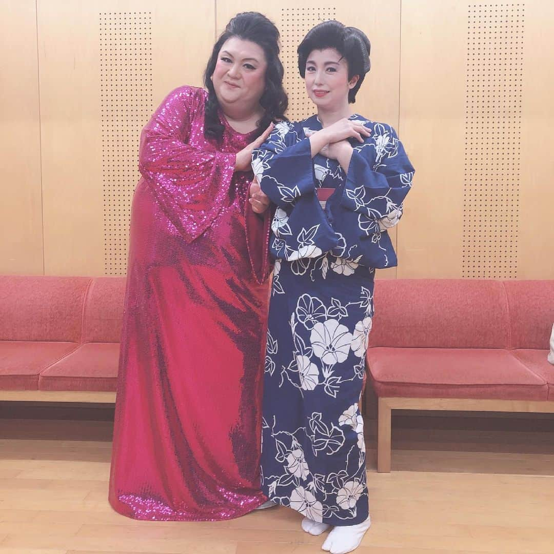 高橋ひとみさんのインスタグラム写真 - (高橋ひとみInstagram)「水谷千重子50周年記念公演 千重子オンステージ 千秋楽は浜ローズさんでした🎵 #浜ローズ　さん #水谷千重子50周年記念公演 #千秋楽」6月13日 19時19分 - hitomi_momoe