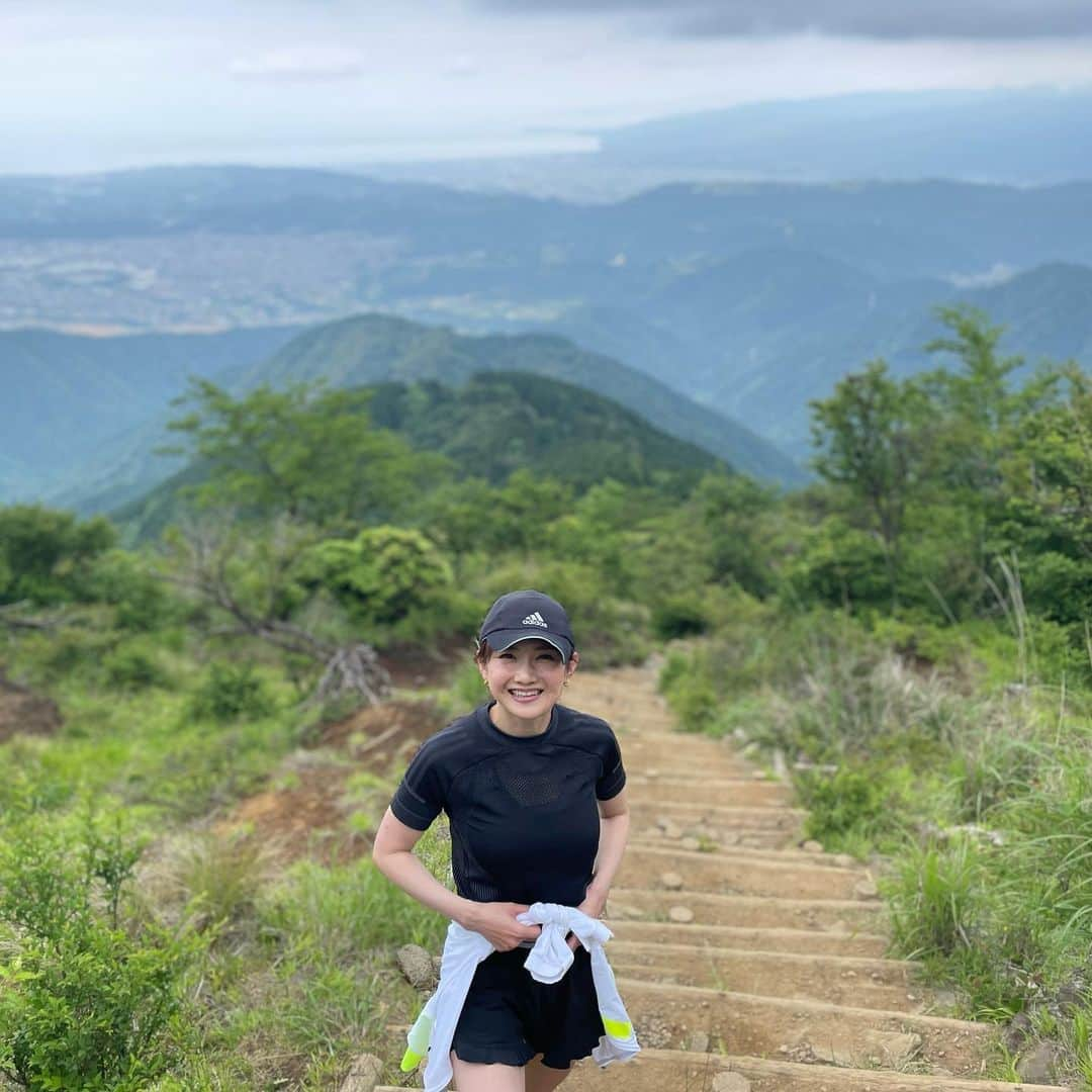 湯田友美のインスタグラム：「Hike with my friends🚲 今日は、私以外みんなサイクリスト☺️✨ ペース速かったけどw子供かついでないから気持ちよく登れた✨  子育て中は、いろんな人と話せることも気分転換❣️ フランスで選手として活躍してる福田くんに話を聞いて、自転車競技についても勉強になった✨脳内旅行も🇫🇷  ありがとーーー😊 @moekofukuda  @kana_nagayama  @fukuyoshi_gram   #ハイキング #丹沢山 #塔ノ岳 #hikingmom #japanesemountain #mttonodake #私より変な人いた #今日知らない人に言われた言葉 🤣」