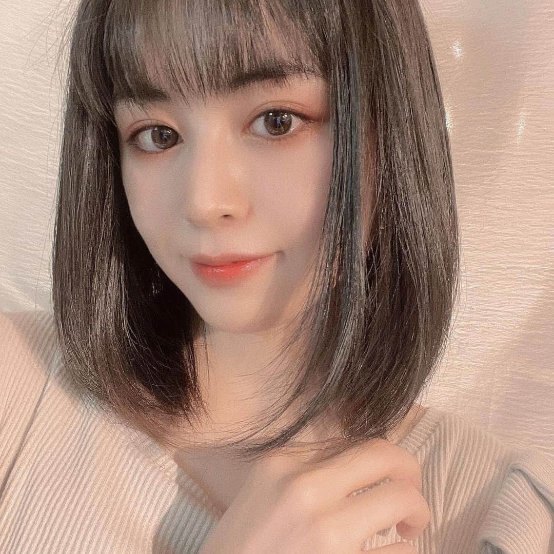 佐久間采那のインスタグラム：「髪の毛切った✂ 夏に向けてサッパリ🥴  #ヘアカット #ボブヘア #ミディアムヘア #ミディアムボブ #ボブヘアー #ボブスタイル #ボブ女子 #ボブカット #ぱっつんボブ #ぱっつん女子 #太眉女子 #黒髪ボブ #黒髪ミディアム #黒髪女子」