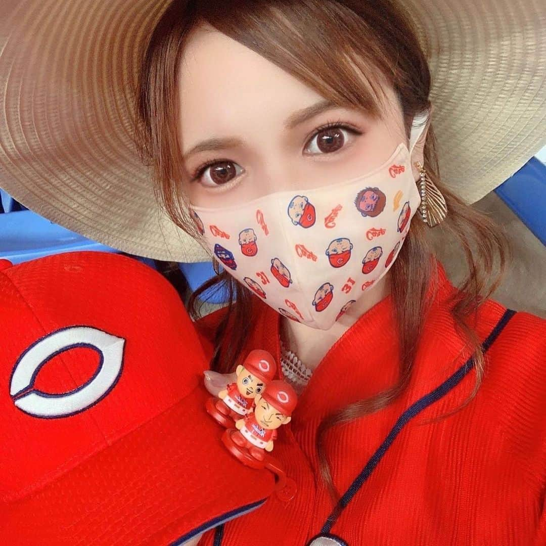 インスタ野球女子【公式アカウント】さんのインスタグラム写真 - (インスタ野球女子【公式アカウント】Instagram)「・ ・ 今日は#カープ女子 をご紹介させていただきます🎏❤️ ・ とても美人さん( ᵕᴗᵕ )❤️* ・ @sarisu_season さんのアカウントも是非覗いてみてください✨* ・ インスタ野球女子ではプロ野球を観戦、応援している女性の方をRepostでご紹介させていただいています⚾* ・ みなさんも「#インスタ野球女子」をつけて投稿しよう！ 素敵な野球仲間が見つかるかも、、🙋！* ・ 素敵な投稿はリポストさせていただきます😘* ・ 次回もお楽しみに～～👋👋 ・ #カープ#広島東洋カープ #カープ女子#カープファン #赤ヘル#キャップ#野球グッズ #野球観戦#ユニフォーム#モデル #可愛い#美人#美女#女の子 #カープファンと繋がりたい  #野球好きな人と繋がりたい #インスタ野球女子」6月13日 19時39分 - baseball_girl_89