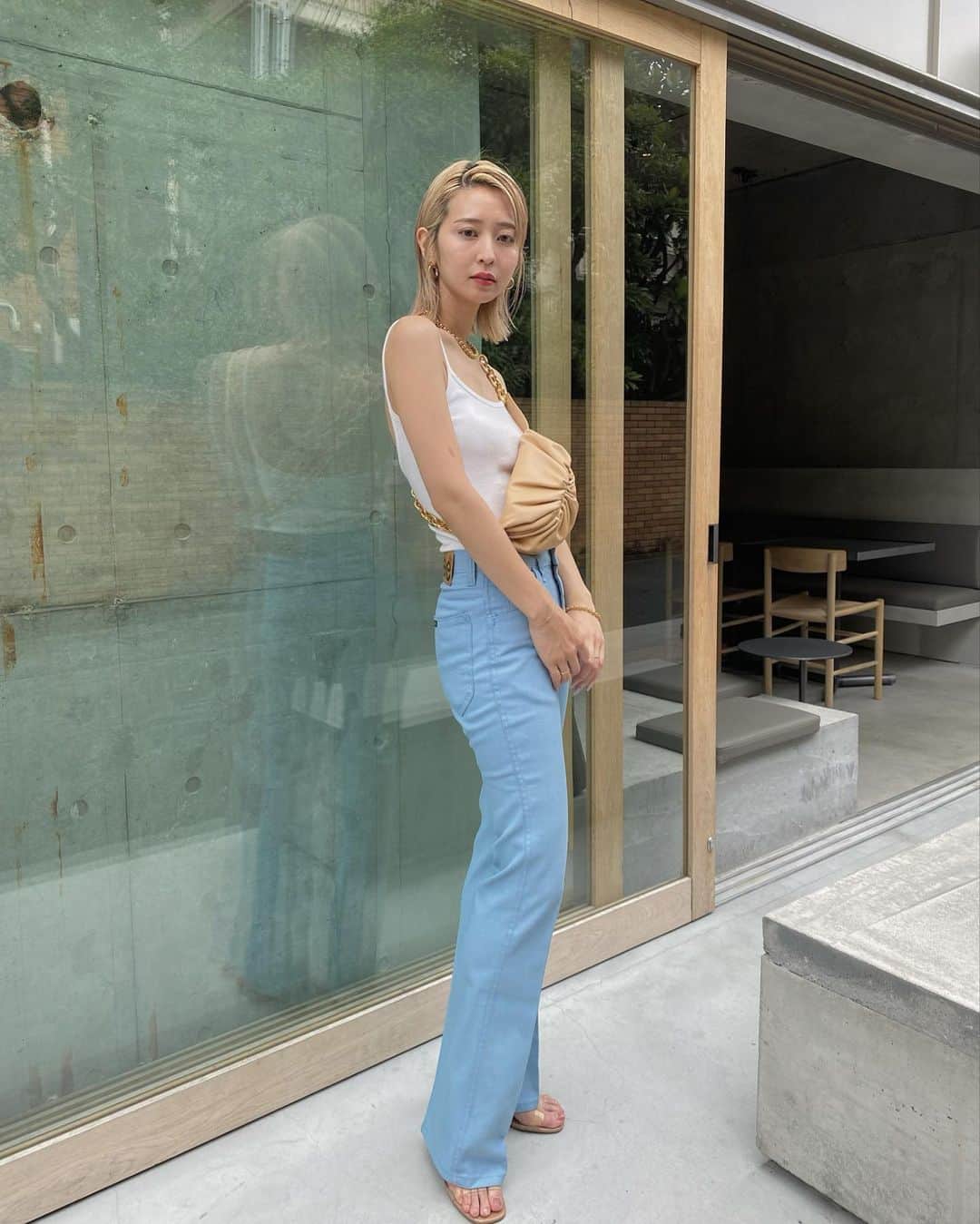 梅村実帆のインスタグラム：「キャミにデニム👖でシンプルな日は、 バッグとかアクセサリーでバランスとる🤍 梅雨こないで〜このまま真夏よこい🥺」