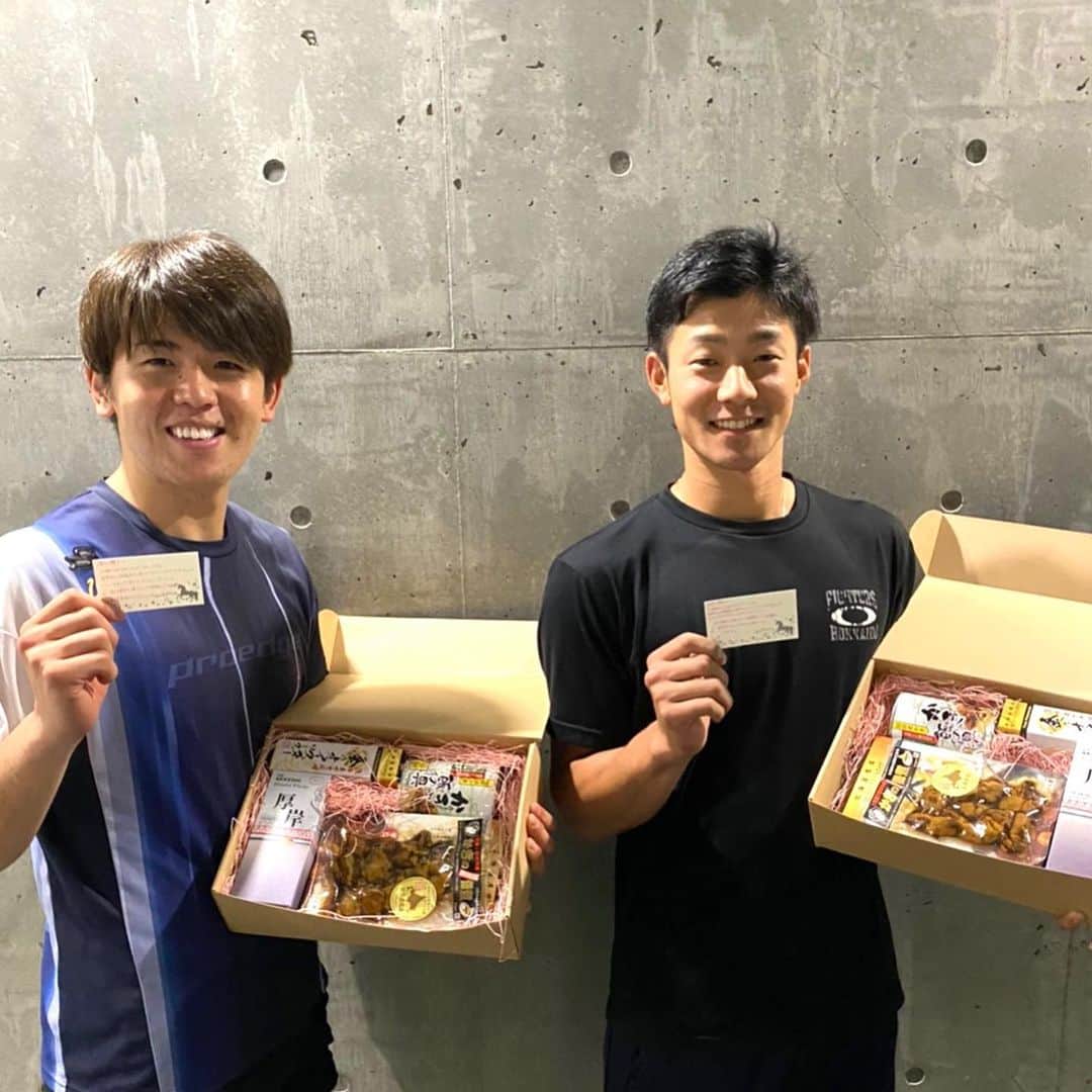 石井一成のインスタグラム：「清水と一緒に応援大使をさせて頂いている厚岸町からプレゼントが届きました！！ メッセージカードまで😳  厚岸町の皆様、ありがとうございます🙇‍♂️ いただきます☺️  #厚岸町 #厚岸蒸留所  #厚岸ウイスキー #金のかきカレー #かきの佃煮 #金のオイスターソース #かき飯の具 #撮るときだけマスク外しました」