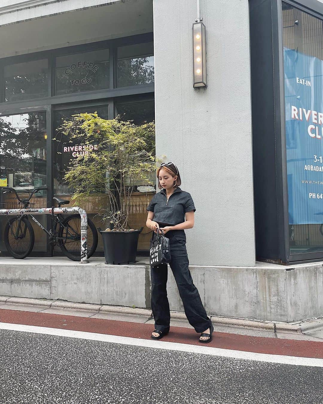のインスタグラム：「久々のRIVER SIDE CLUB♡ コラボカフェやってからもう半年！ 早すぎるー😳 ストーリーに載せたら質問多かったお洋服、全身で撮りましたっ 最後はオフショット🥯 . #riversideclub  #nakameguro  #atmospink  #outfit #ootd #outfitoftheday  #julifashion」