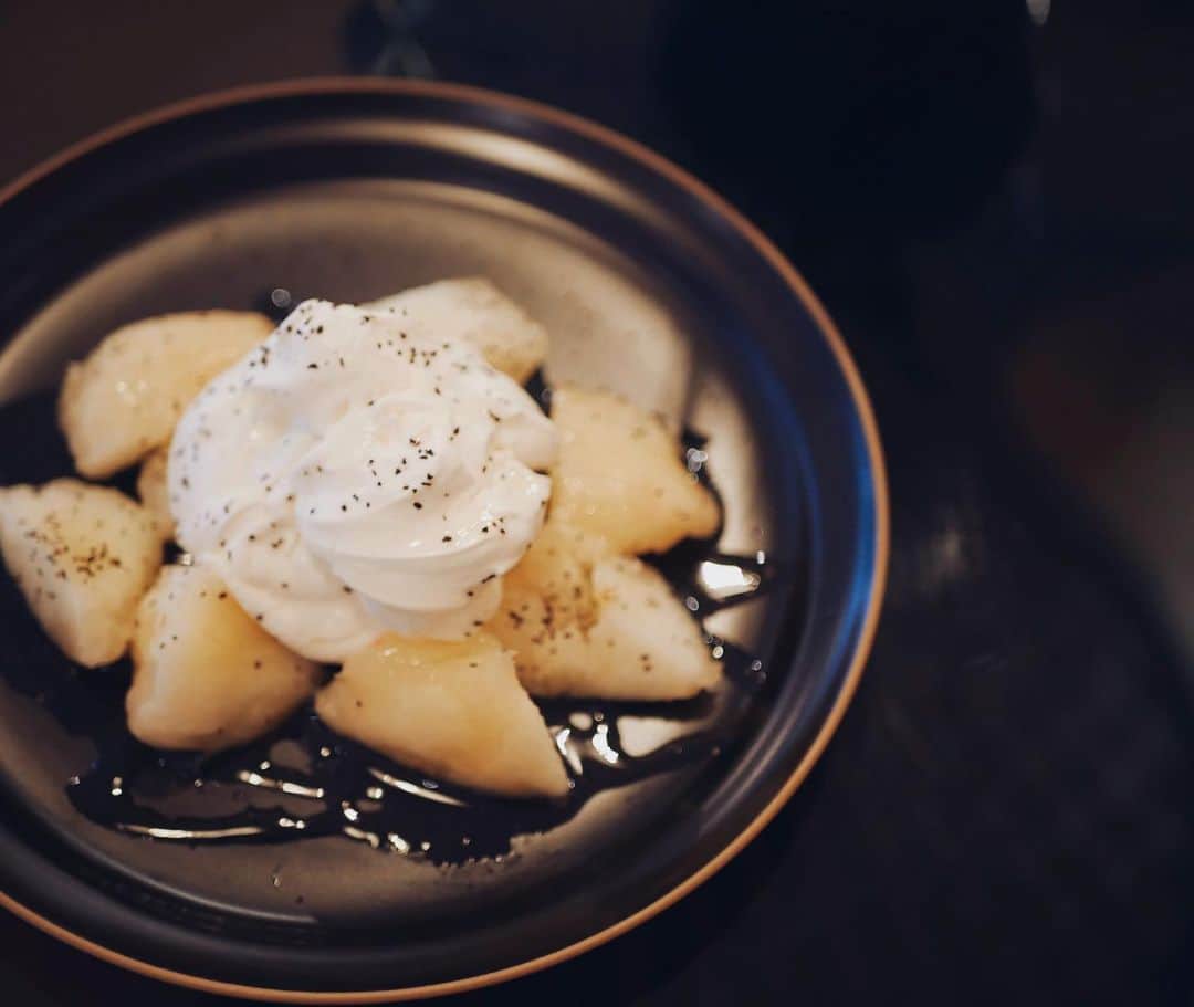 宮本沙恵さんのインスタグラム写真 - (宮本沙恵Instagram)「なっちゃんに教えてもらったデザート💛 マスカルポーネチーズともも。 紅茶の葉を散らしてはちみつをかけて完成🍯 . ミントとか飾ったらもっと可愛いね！ 美味しかった〜💛」6月13日 20時44分 - saebi