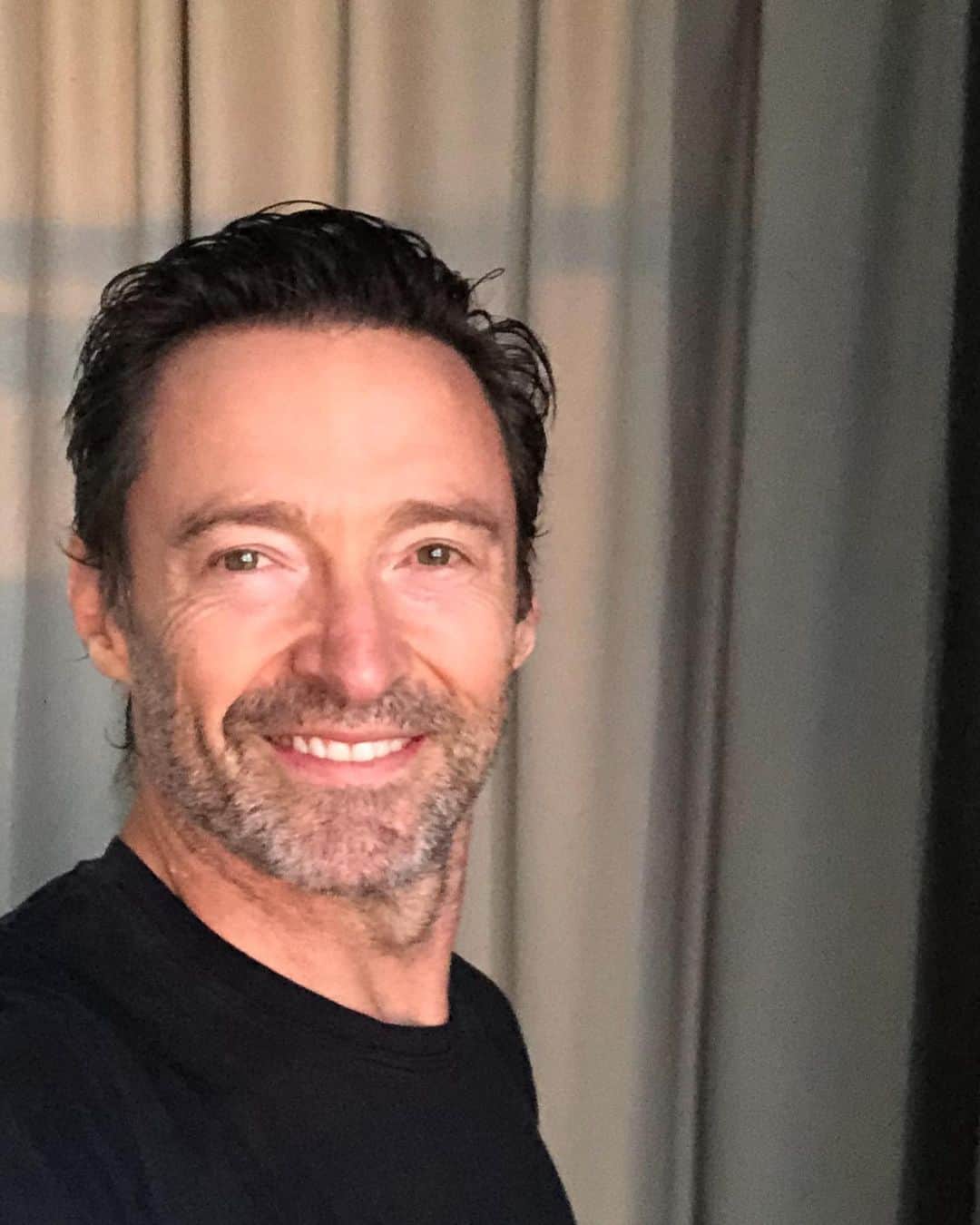 ヒュー・ジャックマンのインスタグラム：「Day 3 in Quarantine. I got dressed. Good morning Australia. #11togo」