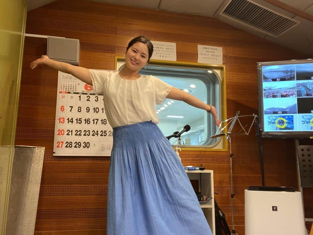 宮本佳奈のインスタグラム：「＊ ＊ おはようございます🌱 ＊  日中は暑い日も多くなり、 「おはよう！ニュースキャッチ」に向けて 出勤する朝の空気が気持ちよく感じます✨ ＊  オープニングでもお話しましたが、 この週末に 夏の定番「冷や汁」を作りました🌻 ＊  冷たい飲み物が欲しくなったり 朝晩の涼しい空気が恋しかったり、 まだ6月の梅雨時期ではありますが だんだんと夏へ向かっていますね🌴 ＊  今日も暑くなりそうです。 こまめに水分を取るなど 熱中症にはご注意ください⚠️ ＊  今日も8時30分まで 「おはよう！ニュースキャッチ」 元気に駆け抜けます💓 ＊  追伸） ポーズのレパートリーが少なく 前回投稿と同じになりました🤣 良さそうなポーズがあれば こっそり教えてください🙇‍♂️笑 ＊  #宮崎 #宮崎放送 #アナウンサー #朝 #morning #goodmorning #ラジオ #radio #おはよう！ニュースキャッチ #今日も素敵な一日を #clothes #私服 #fashion #半袖」