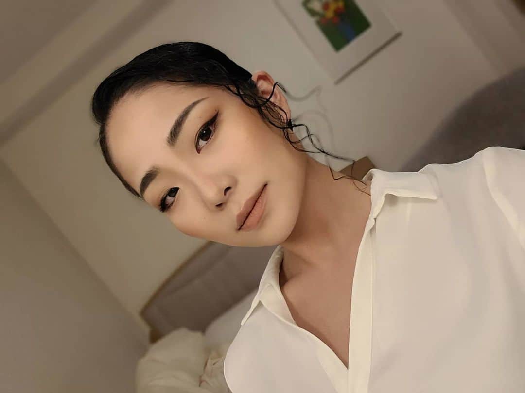 永吉令奈のインスタグラム：「シーンや気分に合わせてメイクも変えますが最近はナチュラルメイク💄😊  といっても作り込んだナチュラル風メイク(笑)  女性のお客様からはトレーニング以外にメイクのことを聞いてもらえることも多くて嬉しい😃💡  しかしNYXが日本撤退してからコスメブランド難民...😥」