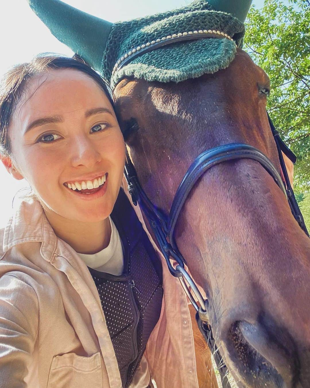 東美樹さんのインスタグラム写真 - (東美樹Instagram)「with this sleepy head🐴💤😴 ビューティー君のお目目に注目👀可愛過ぎやろ〜！💓 レッスン後に汗だくバテ気味な2人。笑 I enjoyed the afternoon ride before the Summer heat comes and We both were quite tired already just after 40min slow ride😅 gotta gain more energy and power for Japan Summer☀️💪🏼  #夏に向けて #体力つけたい #夏バテ防止 #がんばろう  #horsebackriding  #horseriding #mindfulness #movingmeditation #horseygirl #equestrianlife #farmgirl」6月13日 23時21分 - mikko.36___