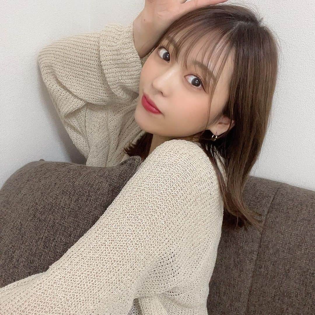 YUKINOのインスタグラム：「ぎこちない🤢 前髪出してみた🤦🏻‍♀️  #selfie #likeforlikes #likeforfollow #自撮り  #98 #ミディアムヘア」