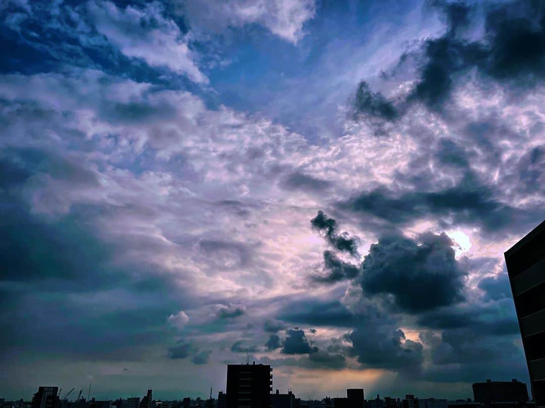 のインスタグラム：「・ ドラマティックな今日の空 🌍🌪☔️☁️  #beautifulnature #storm #clouds #nature #skylovers #sky」