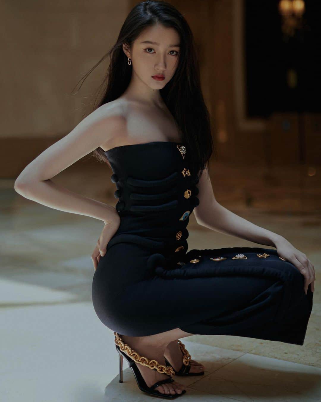 クアン・シャオトン（Guan Xiaotong）のインスタグラム：「喜欢这条裙子～🖤🐟」