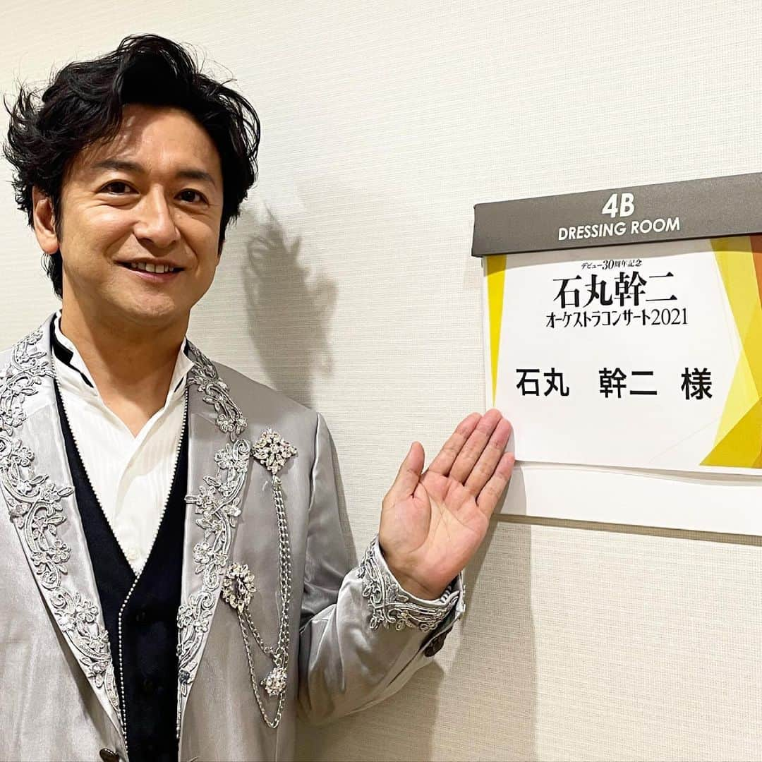 石丸幹二さんのインスタグラム写真 - (石丸幹二Instagram)「コンサートの中で歌う歌、実は持ち歌ばかりではないのです。 今回新しく歌う『#鷗』。30周年以前に心打たれた歌『#真っ赤なスカーフ』そして、浅利慶太先生を偲んで歌った #コーラスライン より『#愛した日々に悔いはない』初めて歌う歌だからこそより丁寧に、新鮮に、心を込めて。捧げて。 #石丸幹二」6月14日 0時09分 - team_kanji_ishimaru