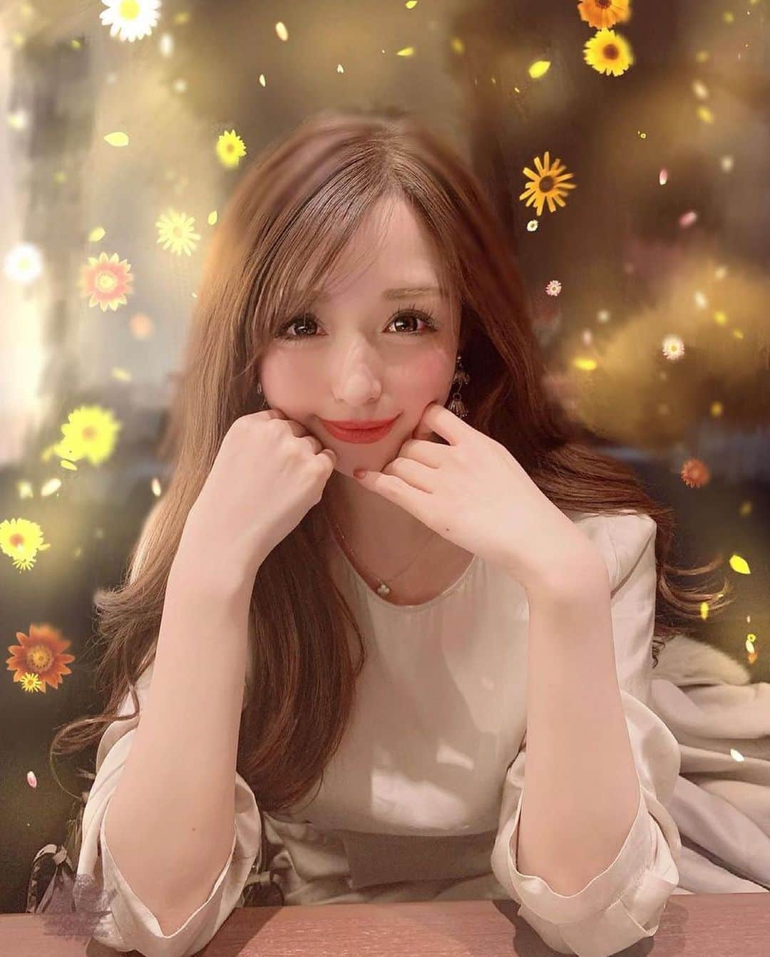 のインスタグラム：「【本日のドヤ図鑑🥺💓】 ㅤㅤㅤㅤㅤ This is Japanese night culture🇯🇵💫 Introducing Japanese famous hostess👗 Plz "follow me" , "like" and "Share" 💋 ㅤㅤㅤㅤㅤ 全国各地の夜の世界🦋で活躍されている、美を極めた名実共にトップクラスの美女をご紹介するアカウント 【💋キャバ図鑑💋】< @cabazukan >です✨ ㅤㅤㅤㅤㅤ ✳︎────────────────✳︎ 今回の図鑑的推しキャスト様は 大阪(Osaka) 北新地(Kitashinchi) の 「 某キャバクラ店 」在籍の * あすか * ちゃん @a.s.k.a_17 です😍✨ ✳︎────────────────✳︎ ⚠️アカウント内の 他のキャスト様もココから< @cabazukan >見てね👗✨⚠️ ㅤㅤㅤㅤㅤ こちら、北新地「 某キャバクラ店 」さん🕋から、顔よし、スタイルよし、性格よしの3拍子揃ったキャスト様💓あすかちゃんの一枚📸✨ ↪︎ @a.s.k.a_17  ㅤㅤㅤㅤㅤ 性格は、自分ではポジティブだと思っているそうですが、周りからは「何を考えているのか分からない、不思議な子」と言われがちなあすかちゃん🥺💓 そして笑顔が反則的にかわいい😍 ↪︎ @a.s.k.a_17  ㅤㅤㅤㅤㅤㅤㅤ コロナ終息はもう少し先になりそうですが、「いつもラブラブな両親に幸せいっぱいの海外旅行をプレゼントしたい」という素敵なハートの持ち主なキャスト様です💋✨ ↪︎ @a.s.k.a_17  ㅤㅤㅤㅤㅤ ⚠️アカウント内の 他のキャスト様もココから< @cabazukan >見てね👗✨⚠️ ※インスタ以外の方はコチラ↓ https://www.instagram.com/cabazukan/ ㅤㅤㅤㅤㅤ ◤◢◤◢◤◢◤◢◤◢◤◢◤◢◤◢◤◢◤◢ リポスト希望のキャスト様、 フォロー&タグ付け🏷 < @cabazukan > して頂けると気付きやすいので 宜しくお願い致します！ ◤◢◤◢◤◢◤◢◤◢◤◢◤◢◤◢◤◢◤◢ ──────────────── ©︎produced by @terry0404ht  # ぶっ飛びテリー会長  フォローしてもらえると更新頑張れます🚀 ──────────────── ㅤㅤㅤㅤㅤ ㅤㅤㅤㅤㅤ ㅤㅤㅤㅤㅤ ㅤㅤㅤㅤㅤ 【# キャバ図鑑, # 推し嬢 】 # 指名するならキャバ図鑑  #すっぴん美人 #セクシーお姉さん  #フィットネス女子  #fathersday #ゴルフコーデ  #あざとい系女子 #温泉女子  #湯上がり美人 #北新地キャバ嬢  #脚フェチ #大阪グルメ  #エロ可愛い #可愛い子と繋がりたい  #ロリ巨乳 #綺麗なお姉さん  #北新地キャバクラ  ㅤㅤㅤㅤㅤ #清楚系女子  #夏コーデ #すすきのキャバ嬢  #ケツスタグラム  #東京カレンダー #すすきのキャバクラ  #インスタグラビア #笑顔が可愛い  #巨乳 #父の日  #博多美人 #可愛いは作れる  ㅤㅤㅤㅤㅤㅤㅤㅤㅤㅤ  ──────────────── ©︎produced by @terry0404ht  # ぶっ飛びテリー会長  フォローしてもらえると更新頑張れます🚀 ──────────────── ㅤㅤㅤㅤㅤ ㅤㅤㅤㅤㅤ ㅤㅤㅤㅤㅤ」