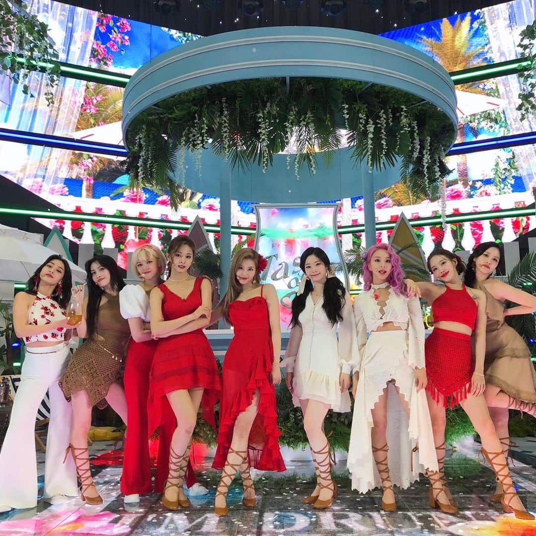 TWICEのインスタグラム：「💃오늘은 레-드와이스🥰🌹♥️ 💃Today is Red-WICE🥰🌹♥️ - #TWICE #트와이스 - {#nayeon #나연 #jeongyeon #정연 #momo #모모 #sana #사나 #jihyo #지효 #mina #미나 #dahyun #다현 #chaeyoung #채영 #tzuyu #쯔위}」