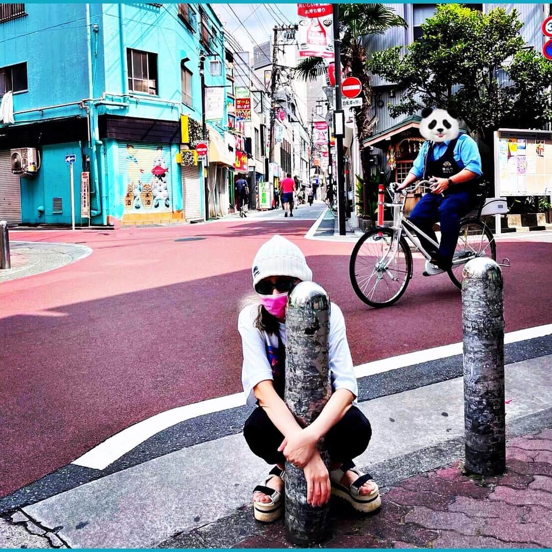 のインスタグラム：「怪しい叔父さんではありません😅 心拍数上がって息苦しくって痛くってヘタっているだけです 血中酸素濃度も90いかないし… 走ってたんじゃなくて、ゆっくり歩いていただけなんですけどね😂 暑いから朝早くに外リハビリしているのですが…中々😅思うようにはいかないですね😂  ね…ゆっくり行きますか。。　　  #姿勢をピンとするのが猛烈痛いので大変 #厚底なのは足首が弱過ぎて重い靴履かないと転ぶから #自分のヘナチョコぶりに萎える #人生百転び百一起き #Tシャツ姿珍しい #カツラ取ったらそりゃ白髪だよ」