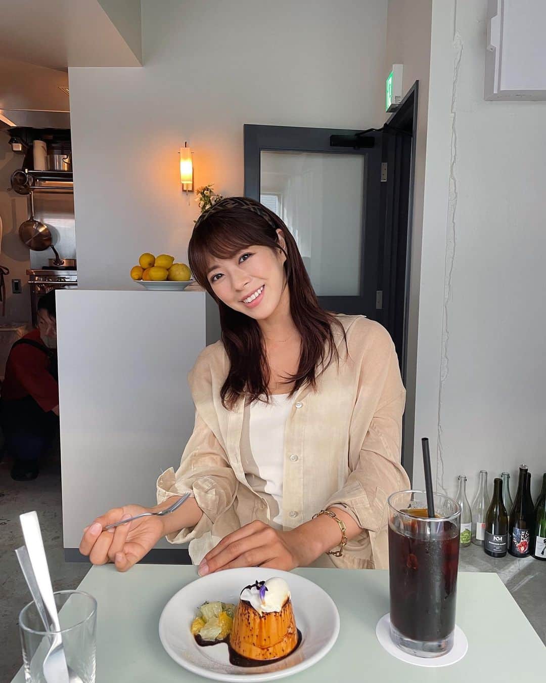 わちみなみのインスタグラム：「大学のときのお友達が新しくお店を﻿ オープンしてたので﻿ 同じゼミだった友達と遊びに行ってみた☀️﻿ @parlornoon  ﻿ かためのプリン久々に食べられて満足です☺︎﻿ ﻿ 今度は1階のお店でヤンニョムチキンとか﻿ たべてみたいな〜🕊﻿ @noon_meguro  ﻿ おしゃれでした😽﻿  新丸子に住んでた時に　@bigbaby_icecream  行ったな〜♡また行きたい🍨みんなもいってみてね ﻿ #カフェ　#noon #parlornoon #プリン #目黒」