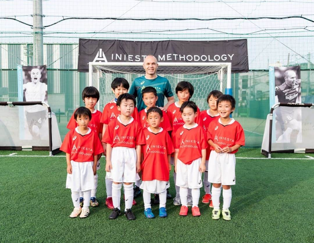 アンドレス・イニエスタさんのインスタグラム写真 - (アンドレス・イニエスタInstagram)「De visita en la nueva sede de @iniestamethodology en Wadamisaki. Creciendo juntos! 🐣⚽️  INIESTA METHODOLOGY の新規開校した和田岬校を訪れました。一緒に成長しよう!🐣⚽」6月14日 17時13分 - andresiniesta8