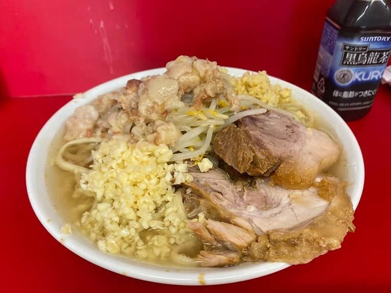 桃乃木かなさんのインスタグラム写真 - (桃乃木かなInstagram)「ラーメン二郎大宮公園駅前店🍜  デフォルトでショウガトッピング！ スープが優しい味なので凄く麺の存在感があったな〜◎  なかなか新店舗行くタイミングがなかったけどようやく二郎全店舗制覇出来ました☺️これからも楽しむぞ〜!!」6月14日 17時13分 - kana_momonogi