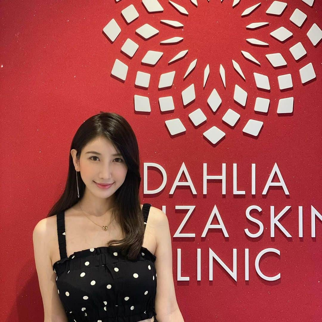 亜里沙さんのインスタグラム写真 - (亜里沙Instagram)「💆🏻‍♀️❤️ @dahliagsc #dahliaginzaskinclinic  台湾にいる間にシミが増えたり濃くなりまして🥲 #ダリア銀座スキンクリニック で#トリニティプラス  というレーザーを打って頂きました。 気になる部分は2回、3回と重ねてもらい、 多少バチッとする感じもあって効いている感があり、 施術前にしっかりカウンセリングで自分のシミの種類について 聞けたのも良かった💘 頬のシミや目周り、年齢重ねると本当変化を感じるようになるので、 そうなる前の女性達は日頃自分でできることからしっかりケアするのをおすすめします🥺✊🏻笑」6月14日 17時08分 - alisa_0302