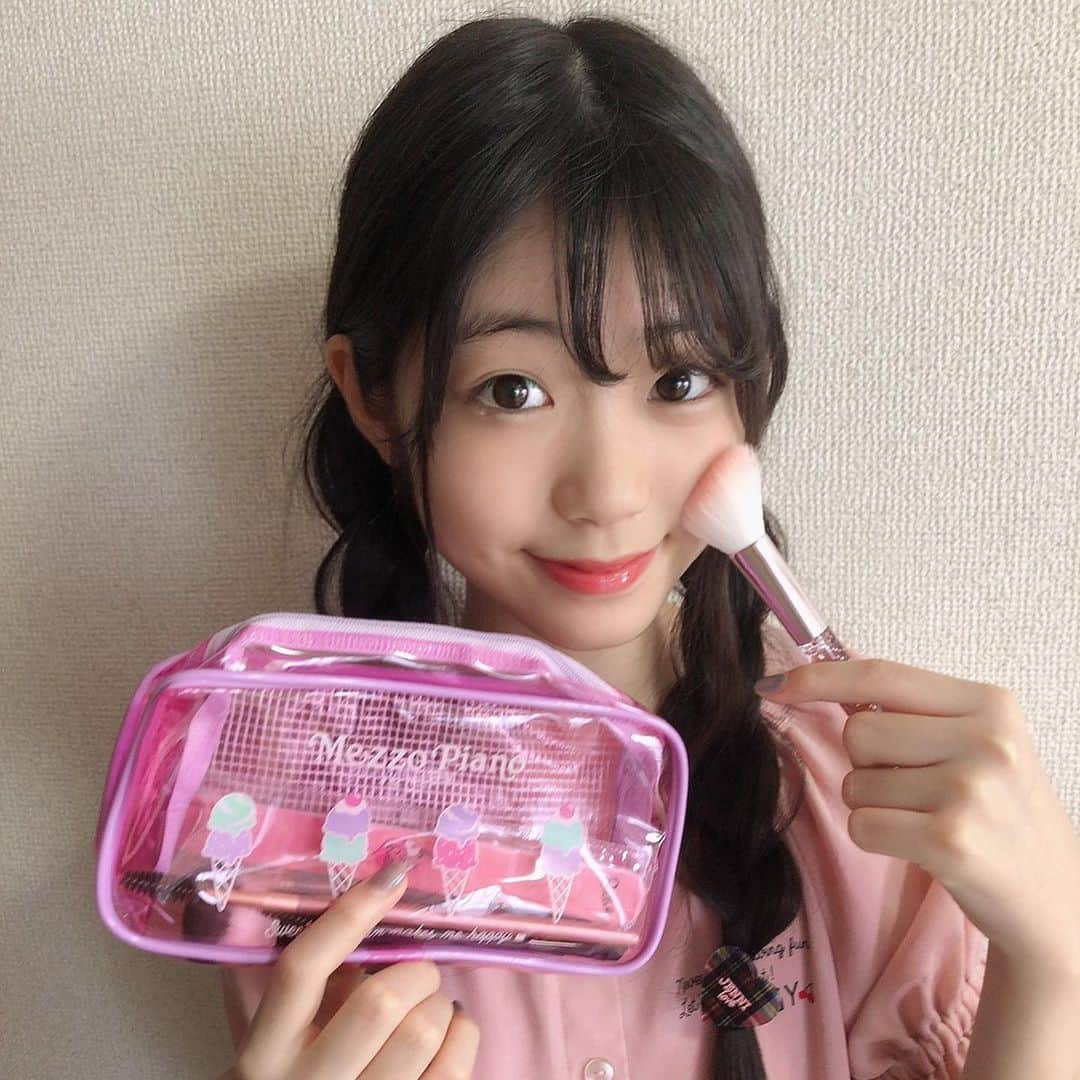 ニコ☆プチのインスタグラム：「8月号発売日まで残りわずか！！ メゾ ピアノ ジュニアクリアペンポーチをゲットできるのは、今のうちだよ〜😙 . .  ニコ☆プチ6月号のふろくは！！ メゾ ピアノ ジュニアさんのクリアペンポーチ💕 このポーチはたーっくさん物が入るから使い勝手が良いの💋ステショやコスメを入れるのがオススメ～🧁 みあいは、なかなか入りにくいチークブラシやメイクブラシを入れてるよ～🥰 し、か、も！！ スイートで可愛いアイス柄なんです🍨夏っぽいデザインで見ているだけで涼しくなるね🧸 色もPINKでみあいの好み🐰 みんなは何を入れてるかな～？✨✨ . .  #ニコプチ #ニコプチふろく #プチモのふろくの使い方  #ニコプチふろくのある生活  #mezzopianojunior #メゾピアノジュニア #ふろく #濱﨑心愛」