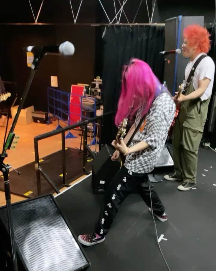 あやぺたのインスタグラム：「この前のホスコのツアーのリハの一コマ。 チフネさんのギターを弾かせてもろた。ばぁぁり最高。。🔥 本日は松山Wstudio REDにて、BUZZ THE BEARSと🐻 明日は倉敷red boxにて、EGG BRAINと🥚  ツアーもあと4本だぁ。。  よろしくお願いします！」