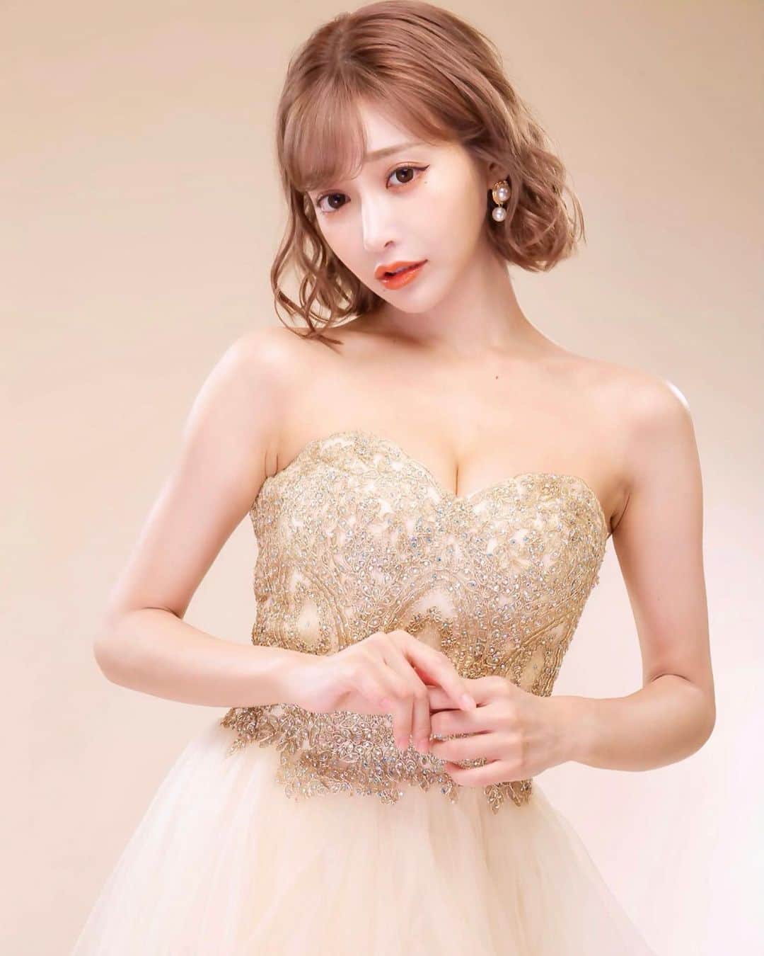 明日花キララのインスタグラム：「💎重大発表💎 この度、明日花キララプロデュースのキャバクラ「J-VOGUE」が8月2日にOPENします！ 働いてくれるキャストを大募集！！ 募集開始1時間で既に500人くらいきているみたいです🥺 ありがとうございます！！！！ 時給高いので移籍考えている方もチャンスですよ🤭㊙︎  そしてさらに！ 店舗キャストの中から選抜して、私の妹分的なガールズタレントグループを結成することになりました！ もちろん審査委員長も私が務めます❤︎  私と一緒に夢を叶えてみませんか？ みんなの応募、お待ちしています🥂  詳しくはホームページをご覧ください https://j-vogue.club/  #キララキャバクラ  @jvogue_ginza @orphee.group.ceo.saito」