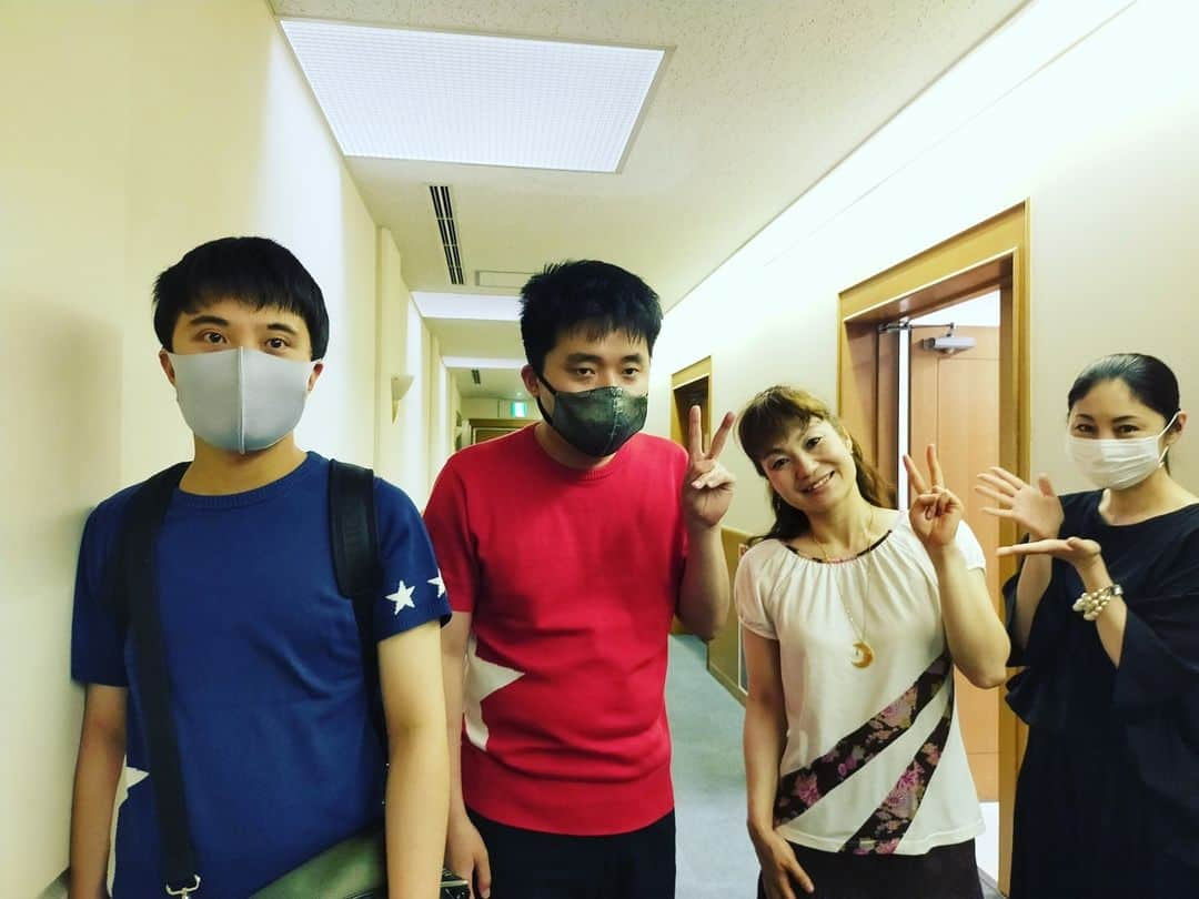 常盤貴子さんのインスタグラム写真 - (常盤貴子Instagram)「本当だったら「王将」の大阪公演があって行けなかった「素敵な出逢い　フェスティバル」  知的ハンディーのある子たちと何度か出演させてもらっている舞台の、フェス版！！  こちらも残念ながら中止となってしまったのだけれど、頑張って練習してきたし、次の本番に向け、贅沢なリハーサルですが、関係者だけで、本番さながらにやってみようと思っているので、とお誘い頂き…行って来ました♫  演劇チームは、私の元共演者だから、愛おしさと、コロナ禍でも新作に挑んだ努力に対する称賛と…色々な感情で観ていたのだけど…音楽チームは初めましての方々だったし、どんな感じなんだろう…と思っていたら…始まってすぐに心が踊りだした♫ 音が楽しんでいる！！！！  こんなにもワクワクしちゃうことに涙が出てきちゃう。 障害のある、ない、なんて関係ない、音楽って楽しいね！っていう、シンプルな気持ち✨  楽しかったぁ。 次の本番がいつになるか…ですが、楽しみにしています！！！  素敵なFesをありがとうございました💞  #ドリームエナジープロジェクト #素敵な出逢いフェスティバル #ノブタク  #バイオリン #本間惟彦くん #フルート  #ピアノ  #小柳卓人くん #独唱  #神谷たえ さん」6月14日 16時00分 - takakotokiwa_official