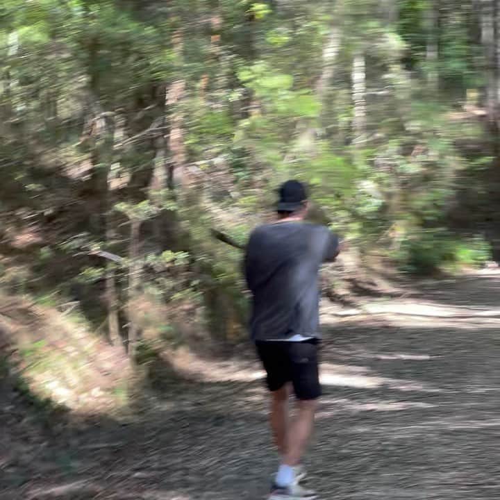 リアム・ヘムズワースのインスタグラム：「🥷」