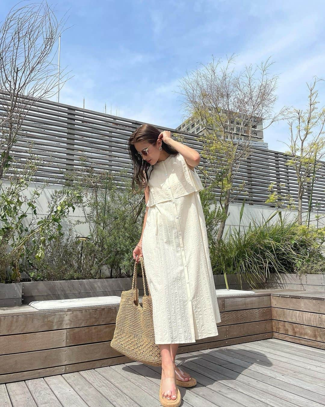 佐野真依子さんのインスタグラム写真 - (佐野真依子Instagram)「新作のシャツワンピ BEIGE Coordinate❤︎ ライトなカラーもかわいい❤︎ ■Layered Shirt OnePiece BLACK BEIGE 天然素材の風合いを生かしたコットン100％ のノースリシャツワンピース❤︎ 優しい肌触りのコットン素材は 夏の暑い時期にもさらっと乾きやすくストレスなく着られます❤︎ 凹凸で表現した表面感のあるストライプが全体をすっきりと❤︎ シルエットにもこだわり レイヤードデザインの立体感が魅力❤︎ バックスタイルのタックもさりげないこだわりです❤︎ サイドポケット付きなのも嬉しいポイント❤︎ 前ボタンを閉めてロングワンピースとしても 前ボタンを開けてロングベストとしても 着まわせる万能アイテムです❤︎ BLACK BEIGEの2色をご用意しました❤︎ @trunc88_official  #trunc88 #マタニティコーデ」6月14日 16時37分 - sanomaisanomai