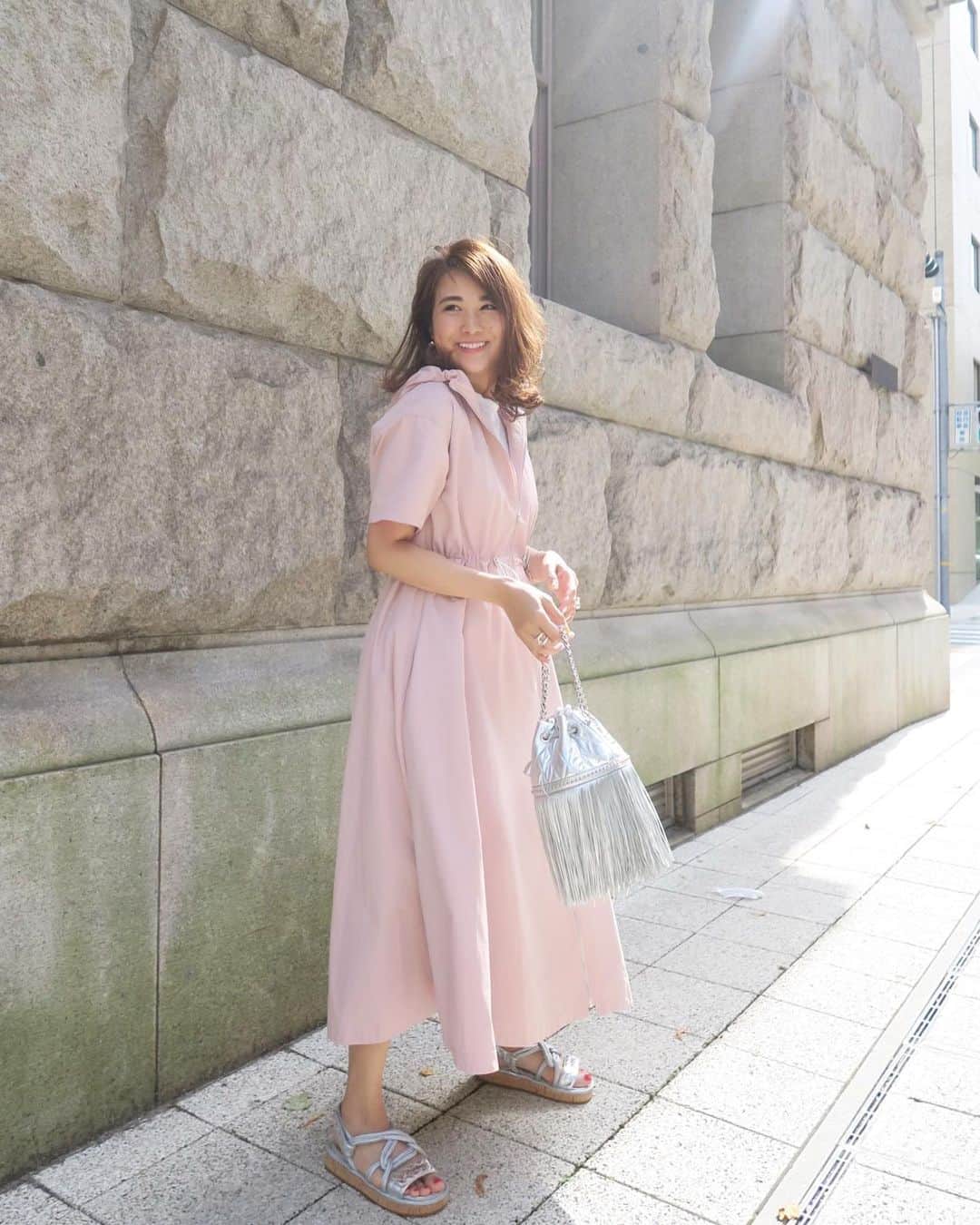 Mai Wakimizuのインスタグラム：「新作ドロストワンピースは全部で3色♡お馴染みダスティピンク、LINKABLEでも今年何型作ったかな？夏に着ると特に可愛いカラーの一つです♡今日はアジャスターの色と合わせて白のインナータンクを忍ばせました＼(^o^)／二の腕もカバー出来て私には有難いシルエット。 最近DMでこのワンピースについてとても嬉しいお言葉を頂いたのでご紹介させて下さい。"stayhomeでオシャレする気持ちや物欲が下がっていたけど、このワンピは何が何でも欲しい！販売が待ち遠しいです！"と。 online shopって直接お客様の思いを聞くことが出来ないので不安になることもしばしば。(気に入ってくれたかな、満足してくれたかなと。)ご注文時の備考欄も含め、こう言ったお言葉は自信に繋がるし胸がジーンとする♡もう何年目やねんって自分に突っ込みたくなるけど、着ている人を見かけると未だに感激する（；＿；）LINKABLEが活躍出来ているのは応援して下さってる沢山のお客様のおかげ。まさにそれに尽きるんです！いきなりどうした？って思われるかもしれませんが(笑)このタイミングで無性に伝えたくなりました♡はい！と言うことでドロストワンピース、めちゃくちゃ可愛いです♡(シメ方雑。笑) #wakkinstyle#ootd#coordinate#ママコーデ dress:#linkable @linkable_official(今週17日〜予約販売開始予定) bag:#jandmdavidson  shoes:#chanel」