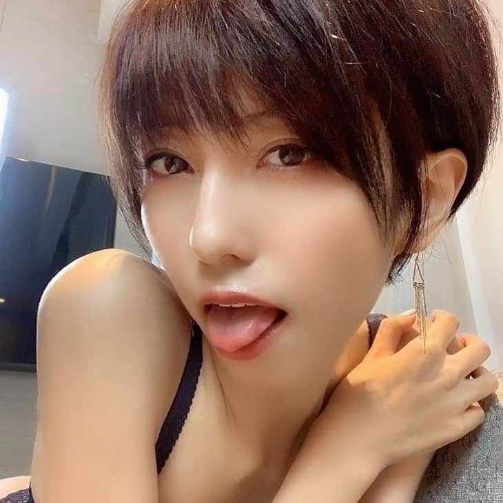 乃亜のインスタグラム：「👅 ・ ・ ・  #portrait #shotting #Japanesegirl #followme #selfie #ショートヘア  #自撮り #グラビア #被写体  #舌出し  #セクシー女優 #乃亜 #インスタグラビア」